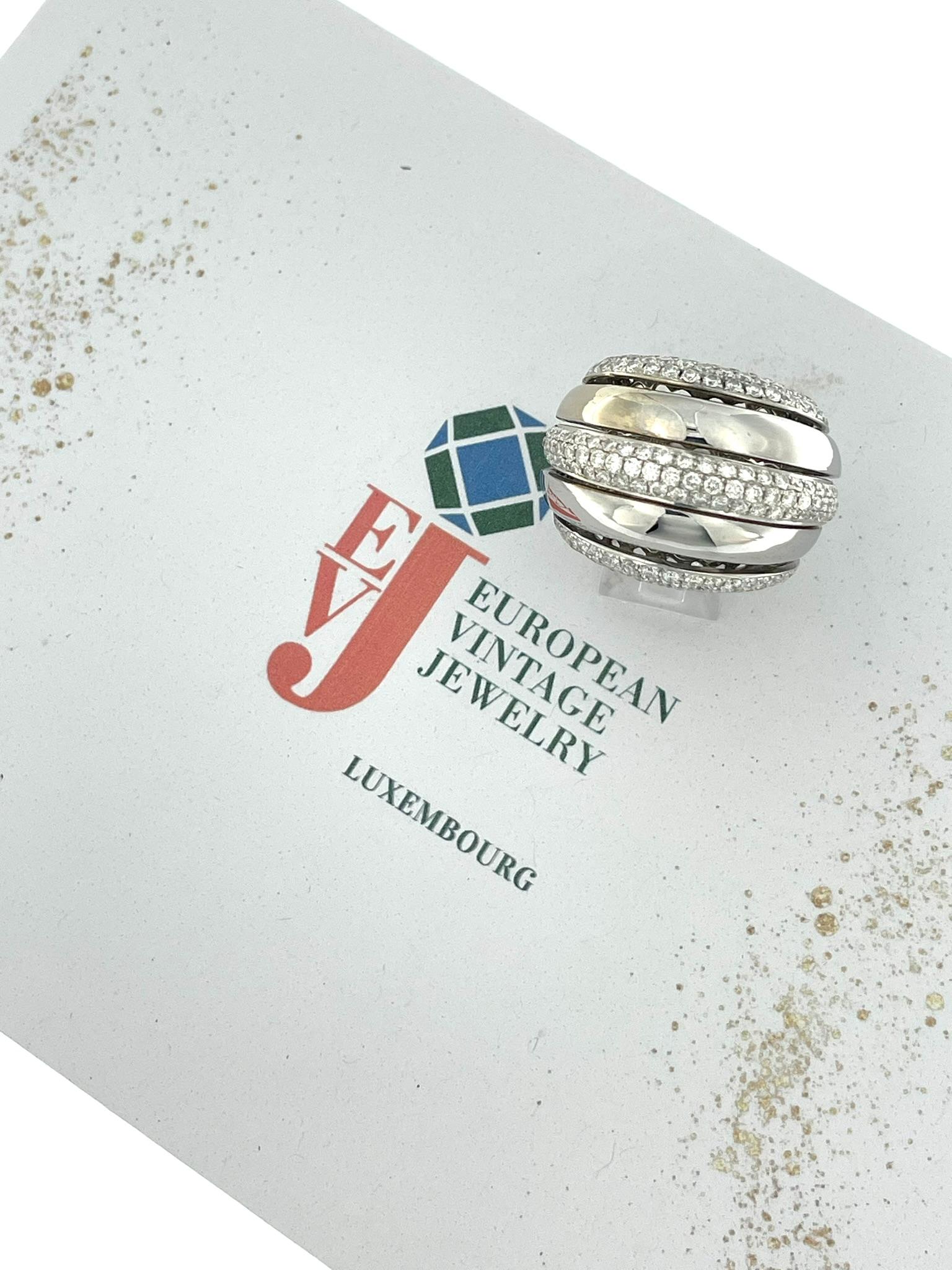L'anello a cupola in oro bianco certificato HRD è una dimostrazione mozzafiato di lusso ed eleganza. Realizzato in oro bianco da 18 carati, questo anello vanta uno splendido design a forma di cupola che emana raffinatezza e glamour.

La superficie