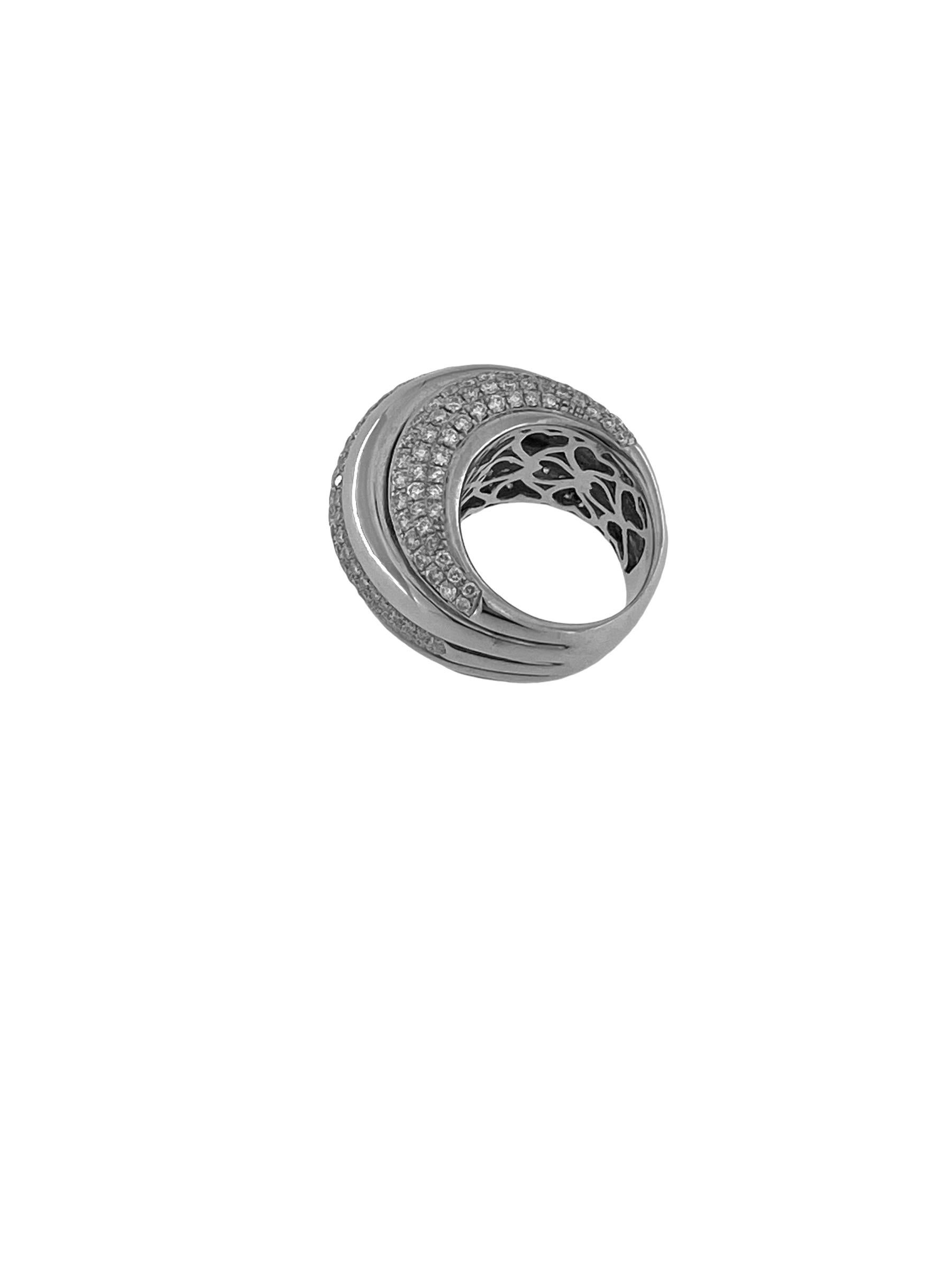 Taglio brillante Anello a cupola in oro bianco certificato HRD con pavé di diamanti da 2,55 carati in vendita