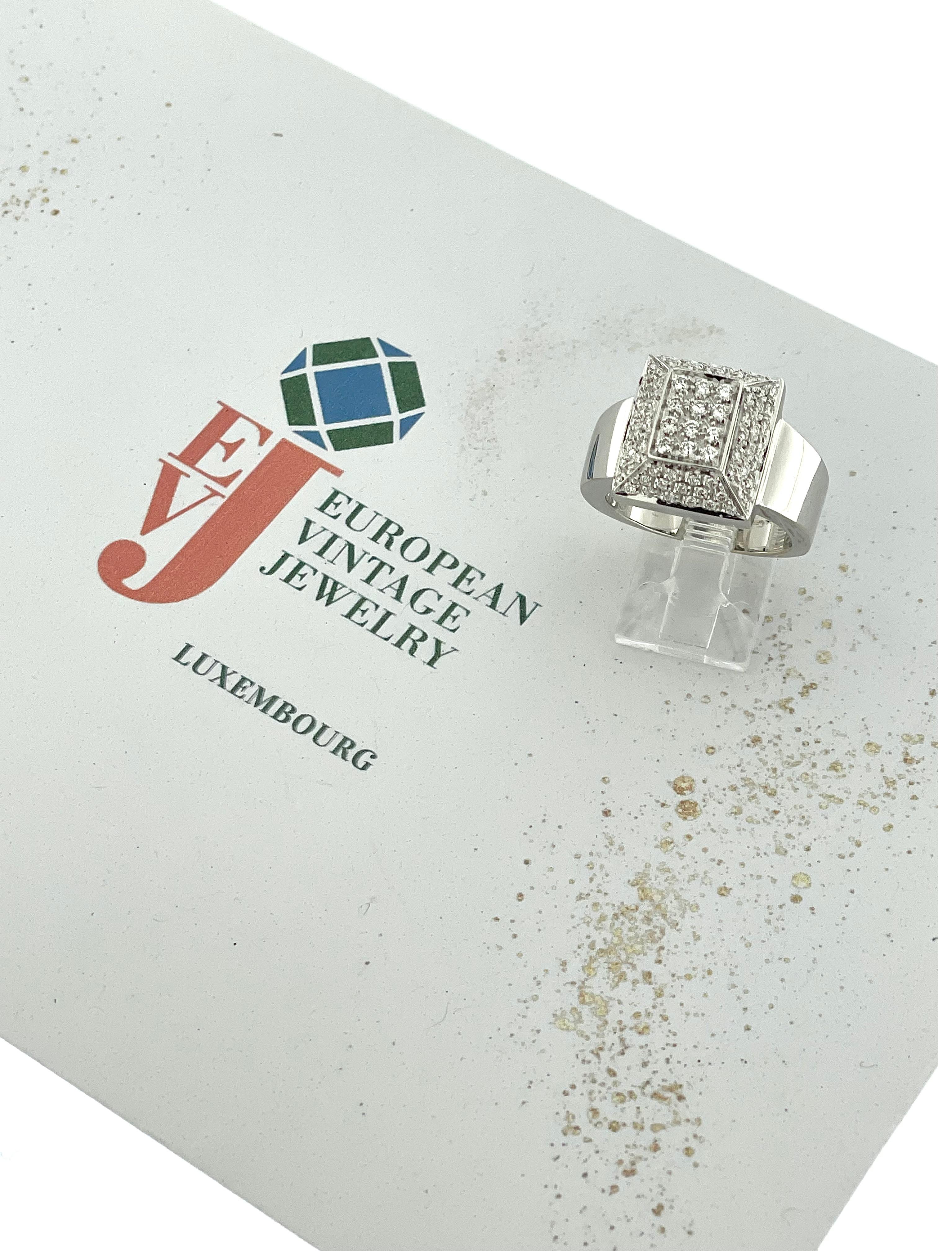 Moderne Bague mode en or blanc certifiée HRD avec diamants en vente