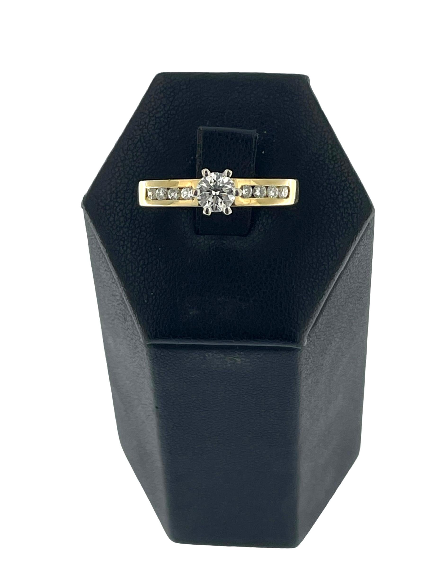 HRD Certified Yellow and White Gold Engagement Ring with Diamonds In Good Condition For Sale In Esch-Sur-Alzette, LU