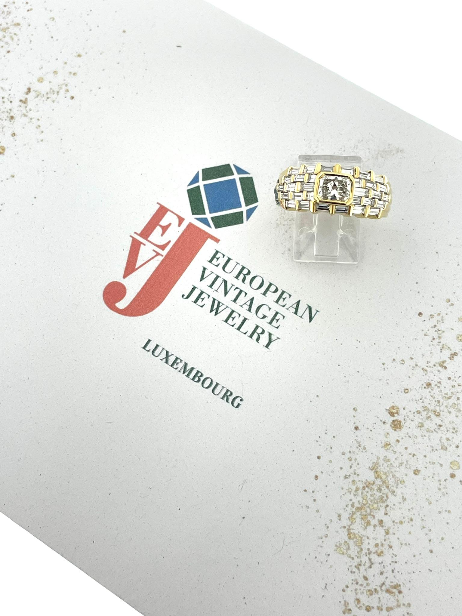 Der HRD-zertifizierte Gelbgold-Cocktailring ist ein glanzvolles Zeugnis von Luxus und Raffinesse. Dieser aus 18-karätigem Gelbgold gefertigte Ring strahlt Wärme und Eleganz aus, was ihn zu einem herausragenden Stück in jeder Sammlung macht.

Im