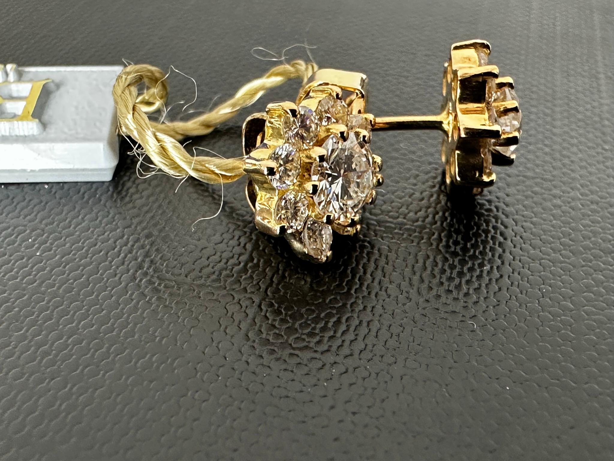 HRD Certified Yellow Gold Diamond Flower Earrings In Excellent Condition For Sale In Esch-Sur-Alzette, LU