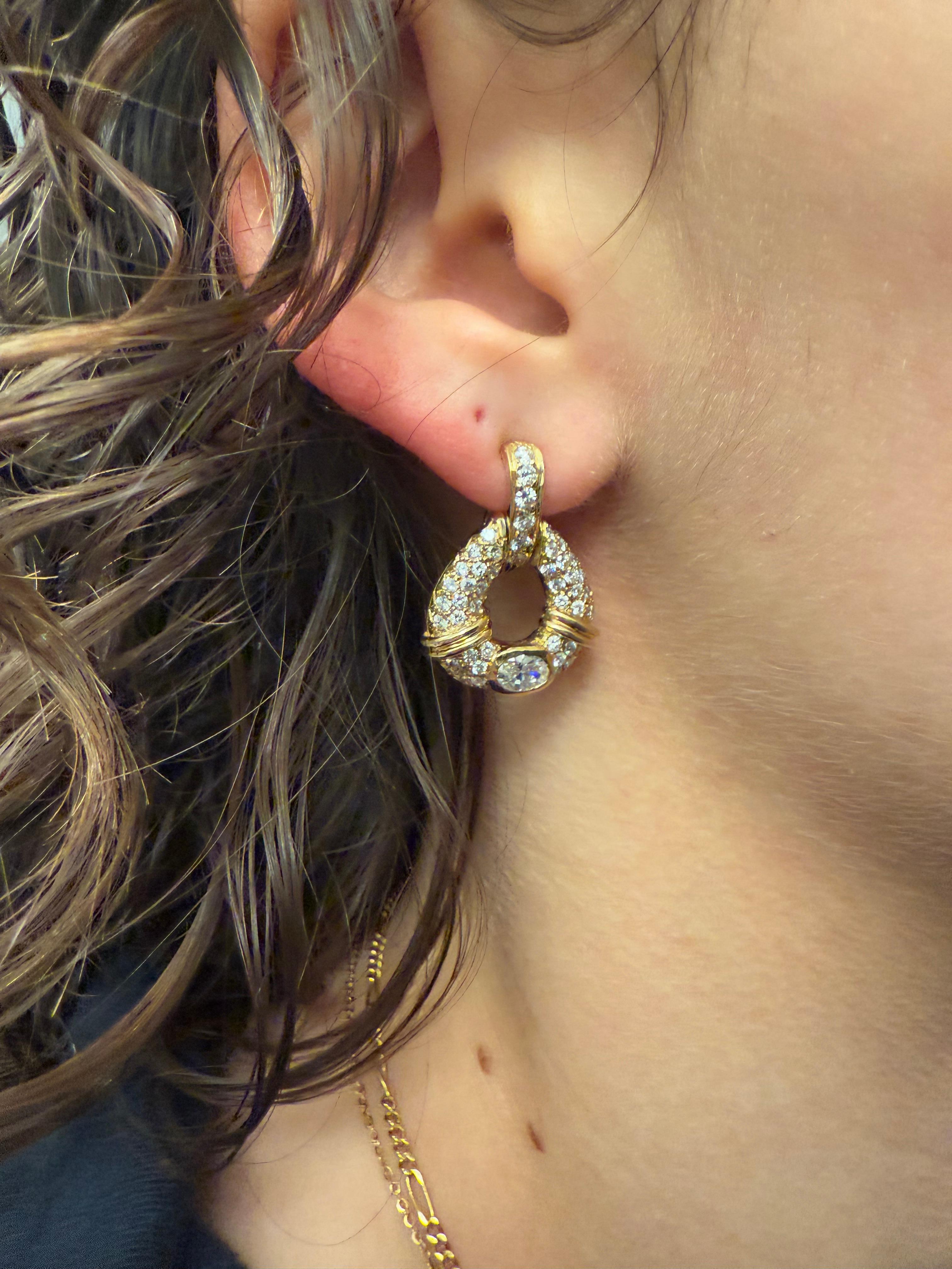 Orecchini in oro giallo certificati HRD con 2,50ct di diamanti naturali in vendita 11