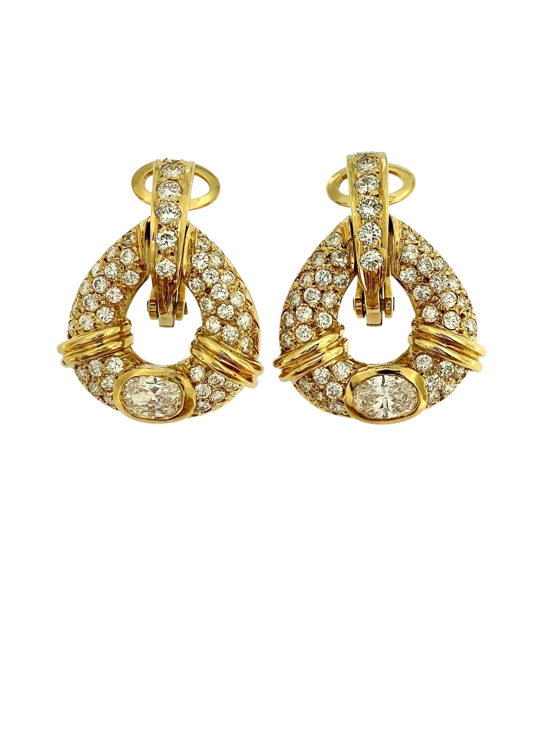 Questi squisiti orecchini in oro giallo certificati HRD sono uno straordinario esempio di artigianato italiano, con un'abbagliante serie di diamanti naturali meticolosamente incastonati in un lussuoso oro giallo 18 carati. Progettati con eleganza e