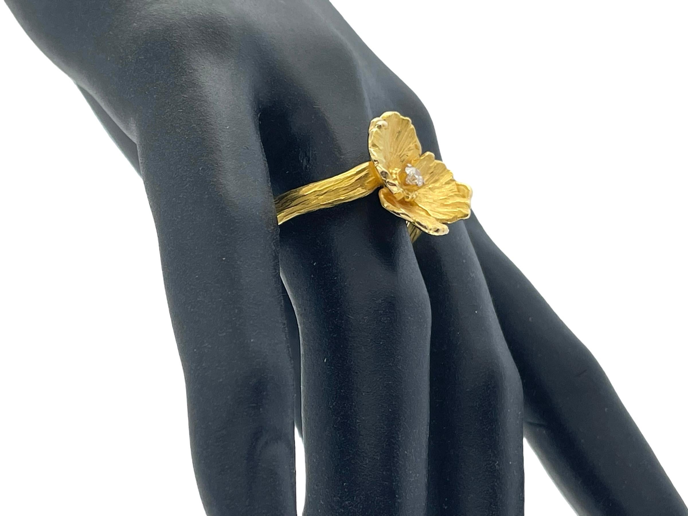 HRD-zertifizierter Gelbgoldring und Ohrringe mit Blumenfassung und Diamanten im Angebot 4