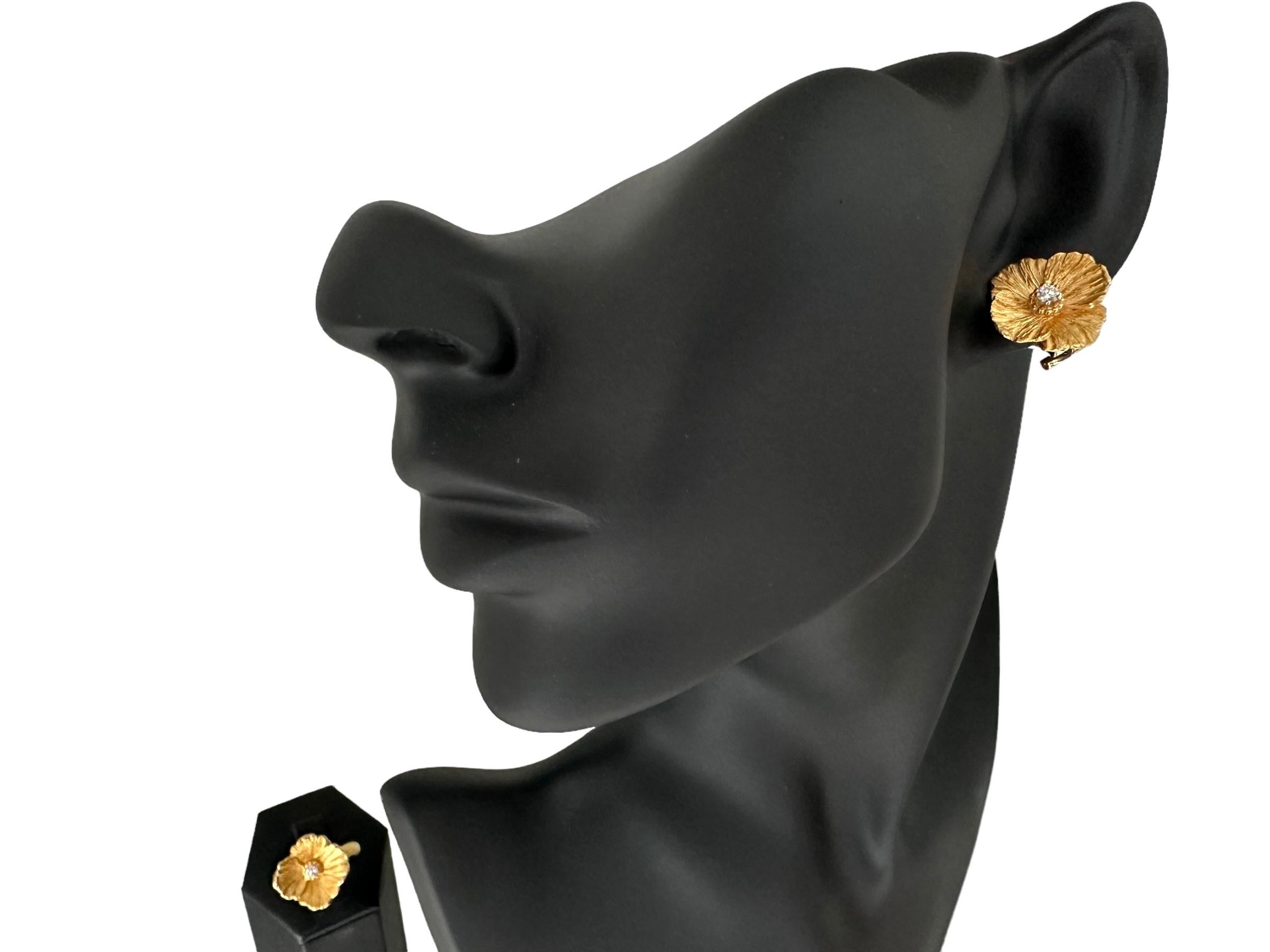 HRD-zertifizierter Gelbgoldring und Ohrringe mit Blumenfassung und Diamanten (Brillantschliff) im Angebot