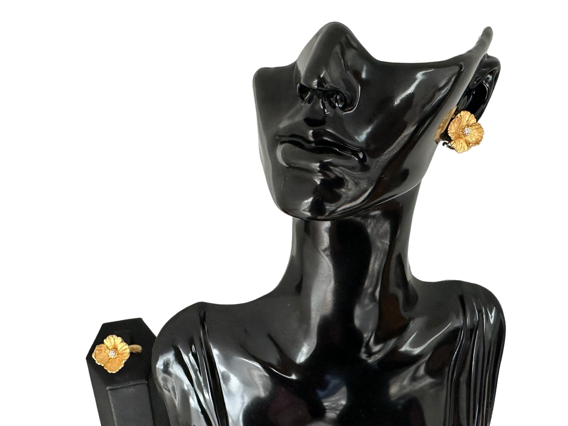 HRD-zertifizierter Gelbgoldring und Ohrringe mit Blumenfassung und Diamanten Damen im Angebot