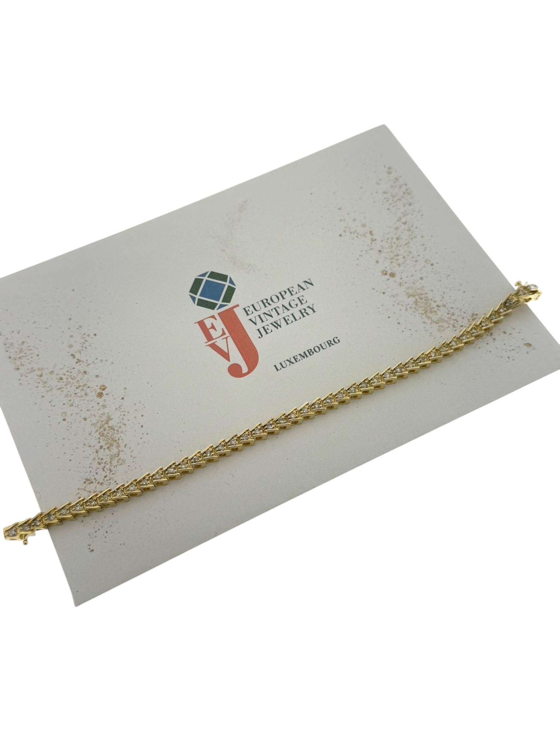 Élevez votre collection de bijoux avec ce superbe bracelet tennis en or jaune certifié HRD, parfait mélange d'élégance intemporelle et de sophistication moderne. Fabriqué en luxueux or jaune 14k, ce bracelet est orné de 45 diamants naturels