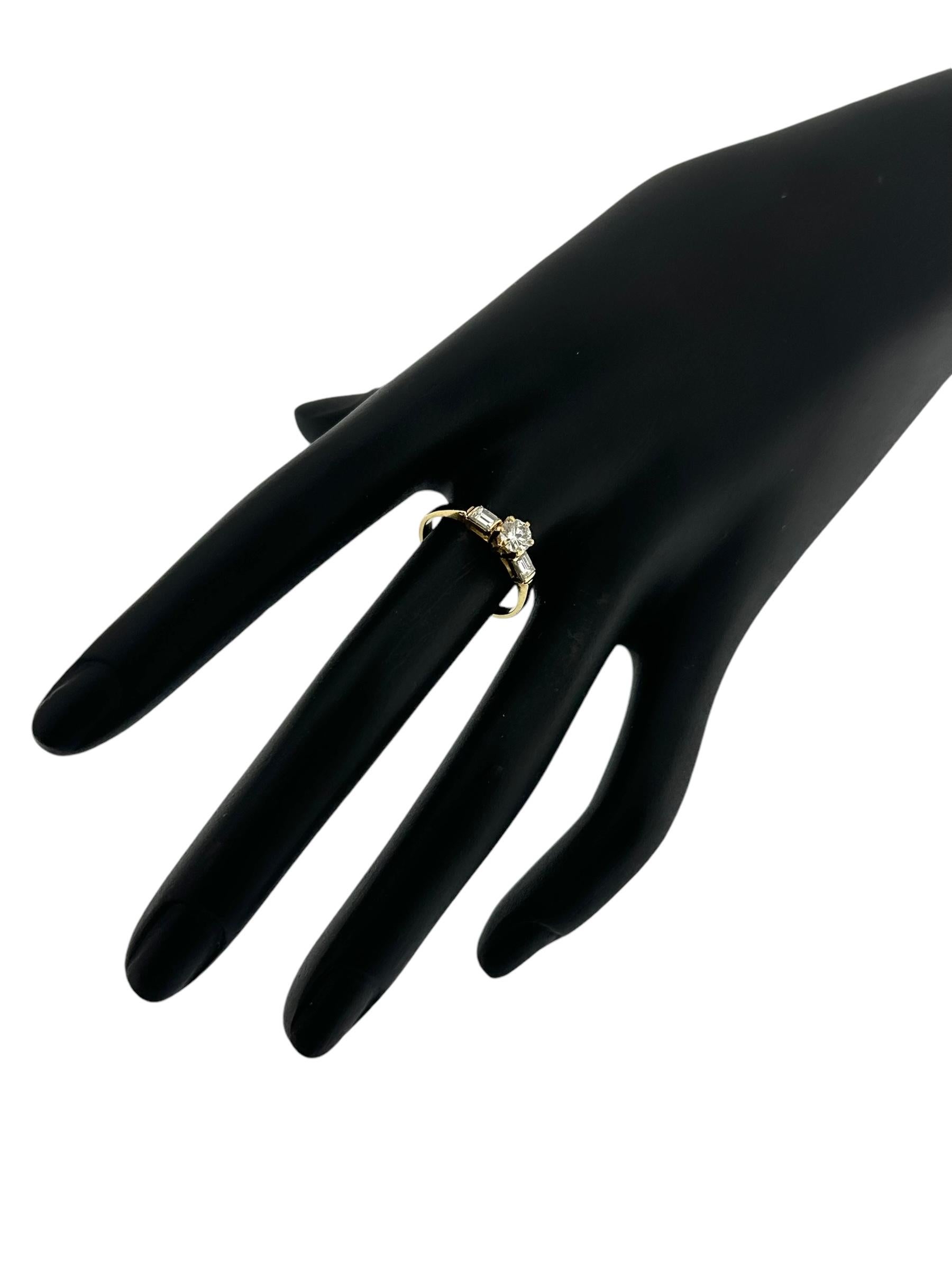 This exquisite HRD-certified trilogy ring is a perfect blend of elegance and sophistication, making it a timeless choice for any occasion. Crafted from 18kt yellow gold, the band exudes warmth and classic charm, while its thoughtful design showcases