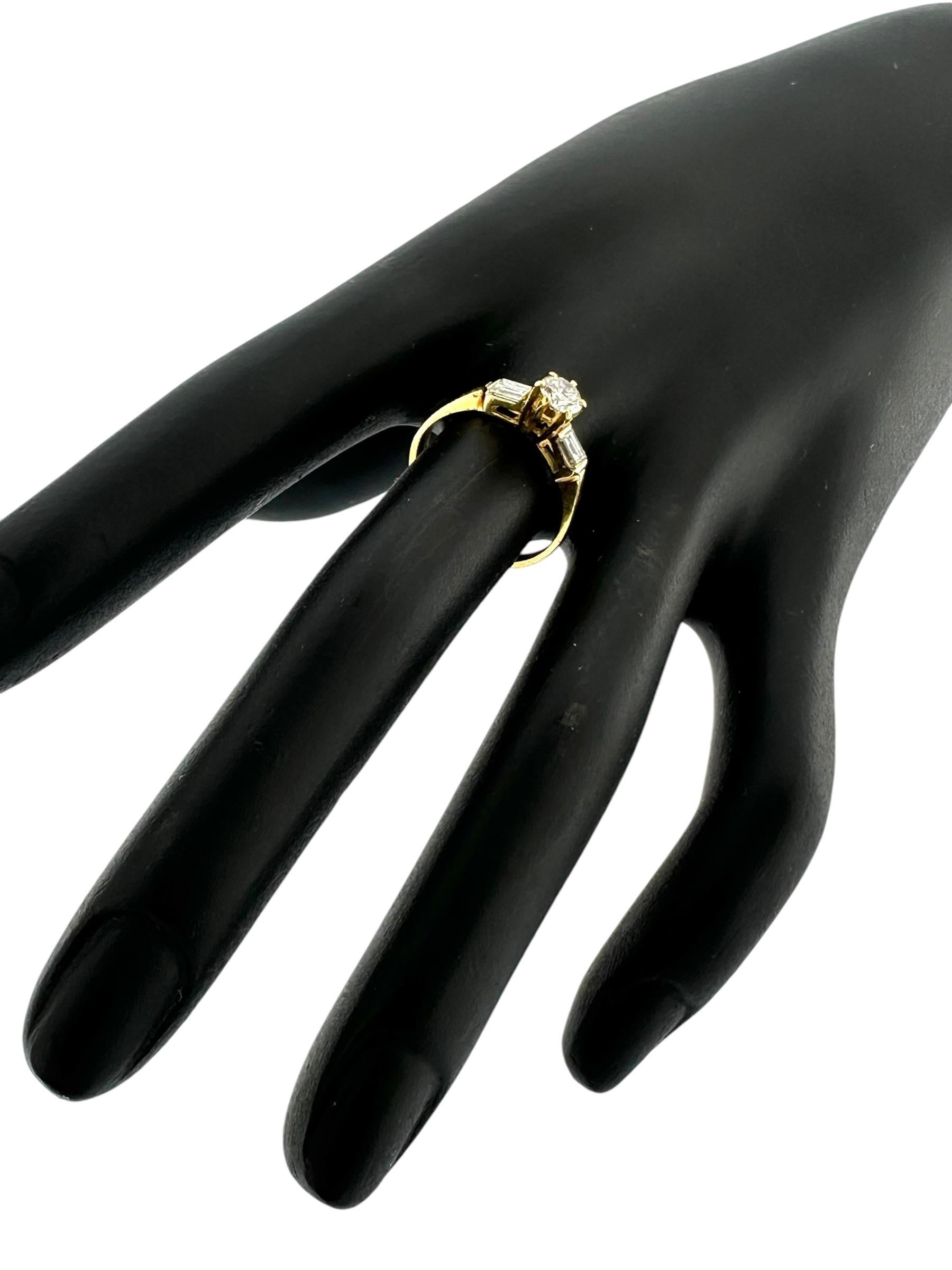Modern HRD Certified Yellow Gold Trilogy Ring with 0.80ct Natural Diamonds For Sale