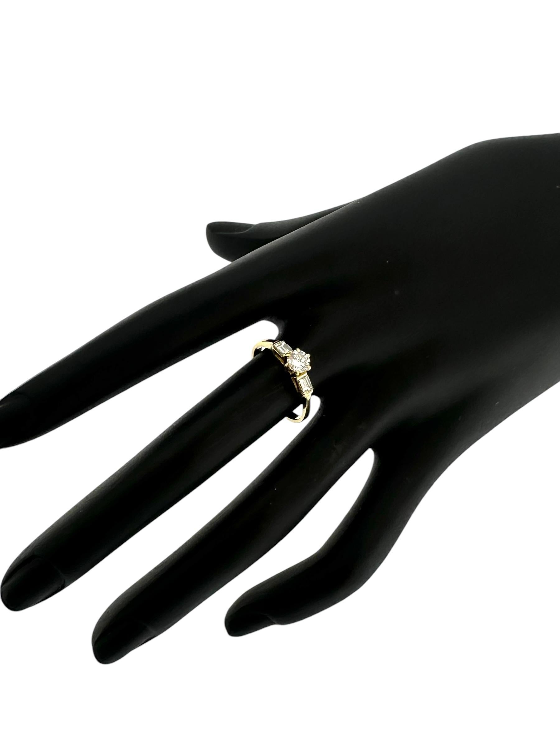 Brilliant Cut HRD Certified Yellow Gold Trilogy Ring with 0.80ct Natural Diamonds For Sale