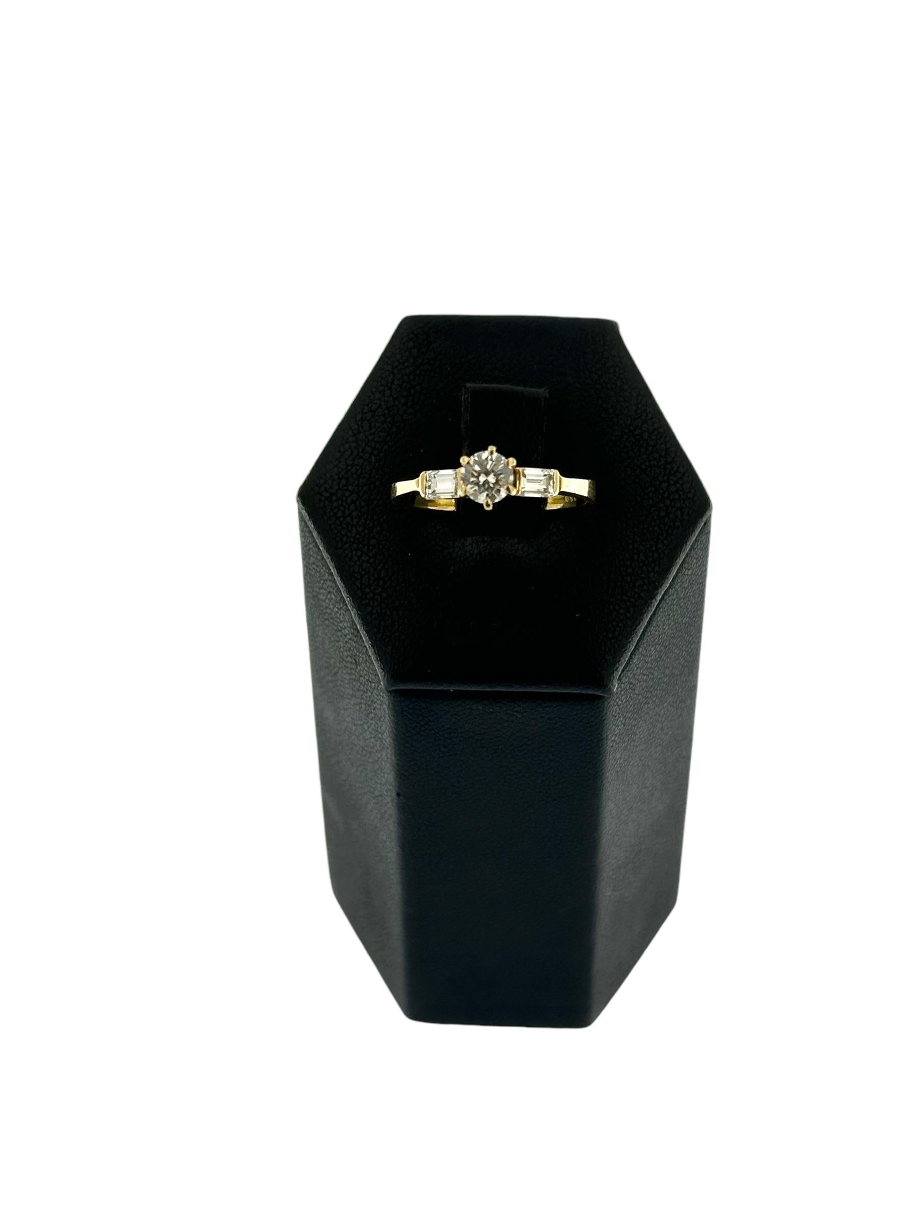 HRD Certified Yellow Gold Trilogy Ring with 0.80ct Natural Diamonds In Good Condition For Sale In Esch sur Alzette, Esch-sur-Alzette