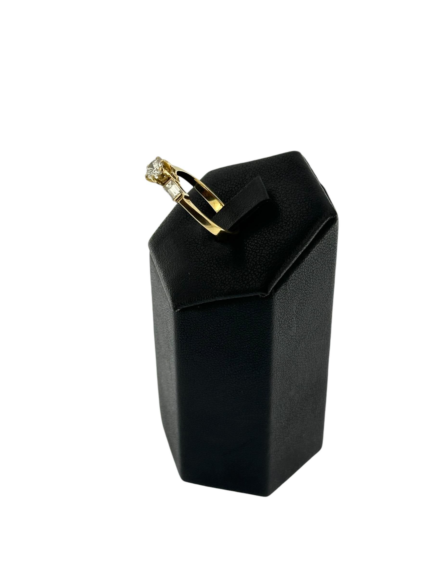 Women's or Men's HRD Certified Yellow Gold Trilogy Ring with 0.80ct Natural Diamonds For Sale