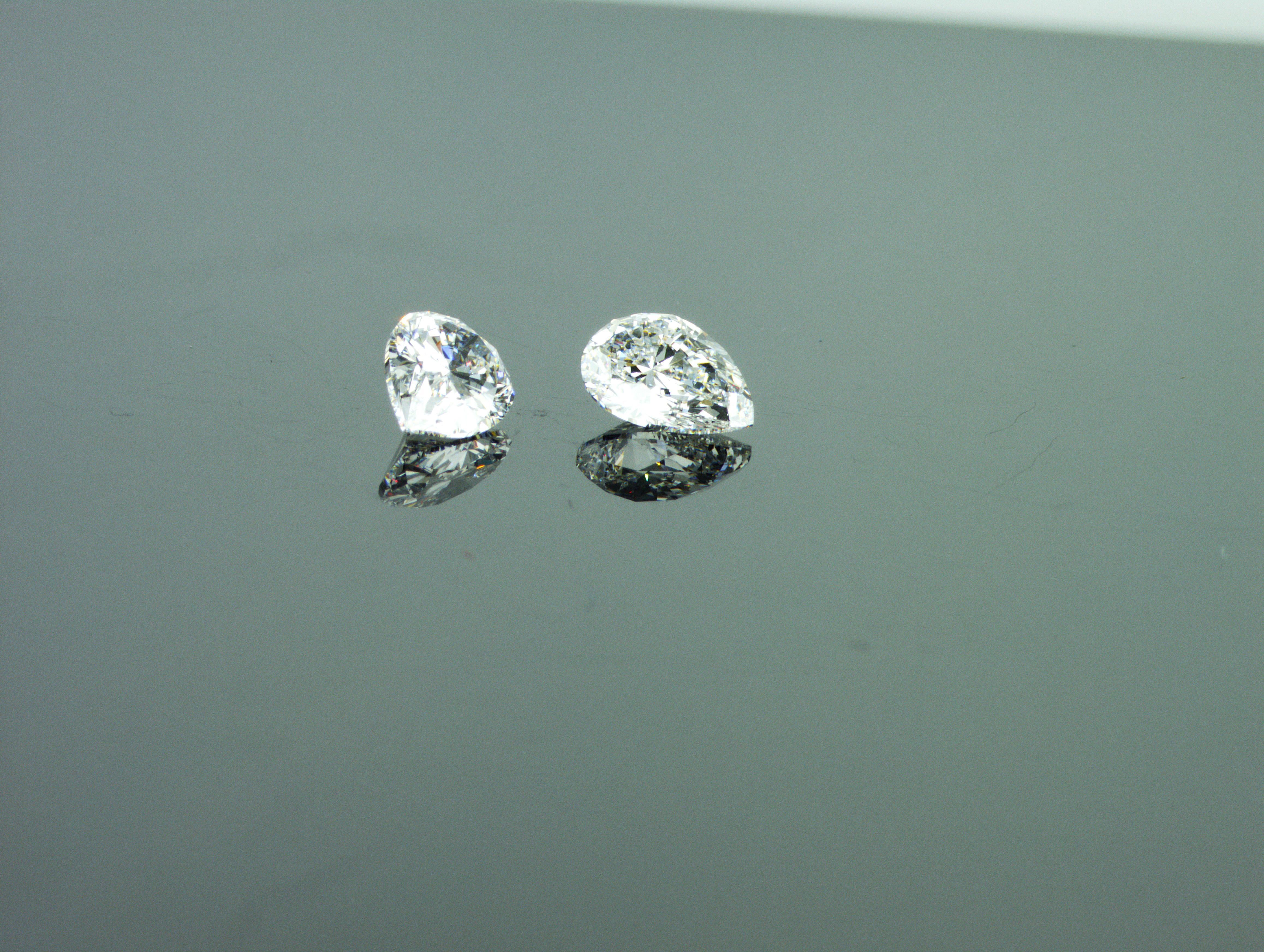 Wir sind ein Unternehmen für die Herstellung von Naturdiamanten mit Sitz in Dubai. Passendes Paar von 2 birnenförmigen natürlichen Diamanten
Birnenförmiger natürlicher Diamant 1:
Gewicht: 0,71 ct
Die Form: Birne
Farbe: außergewöhnlich weiß +
