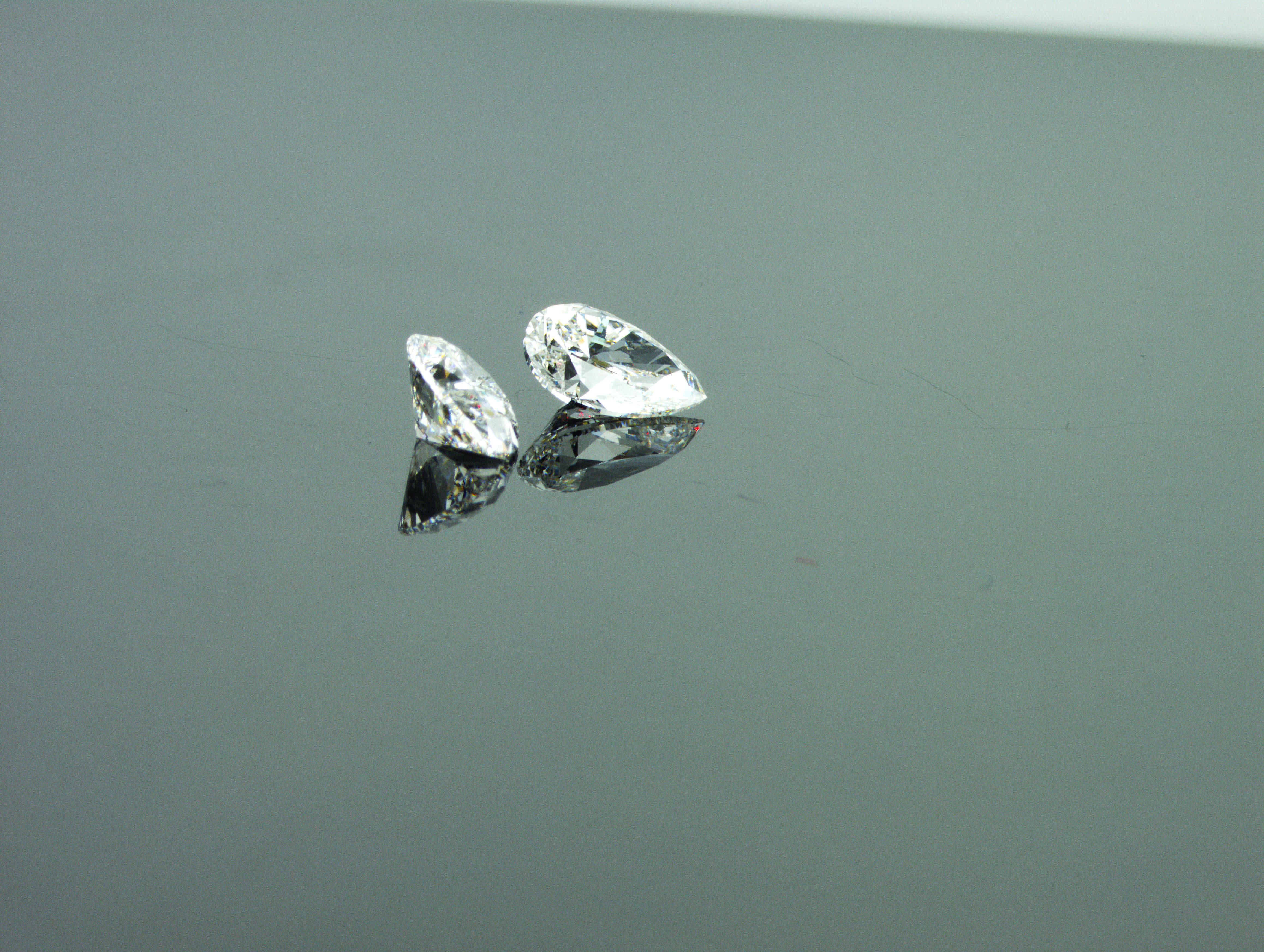 Modern HRDAntwerp certified 0.74 and 0.71 carat Pear Shape Pair of Natural Diamond For Sale