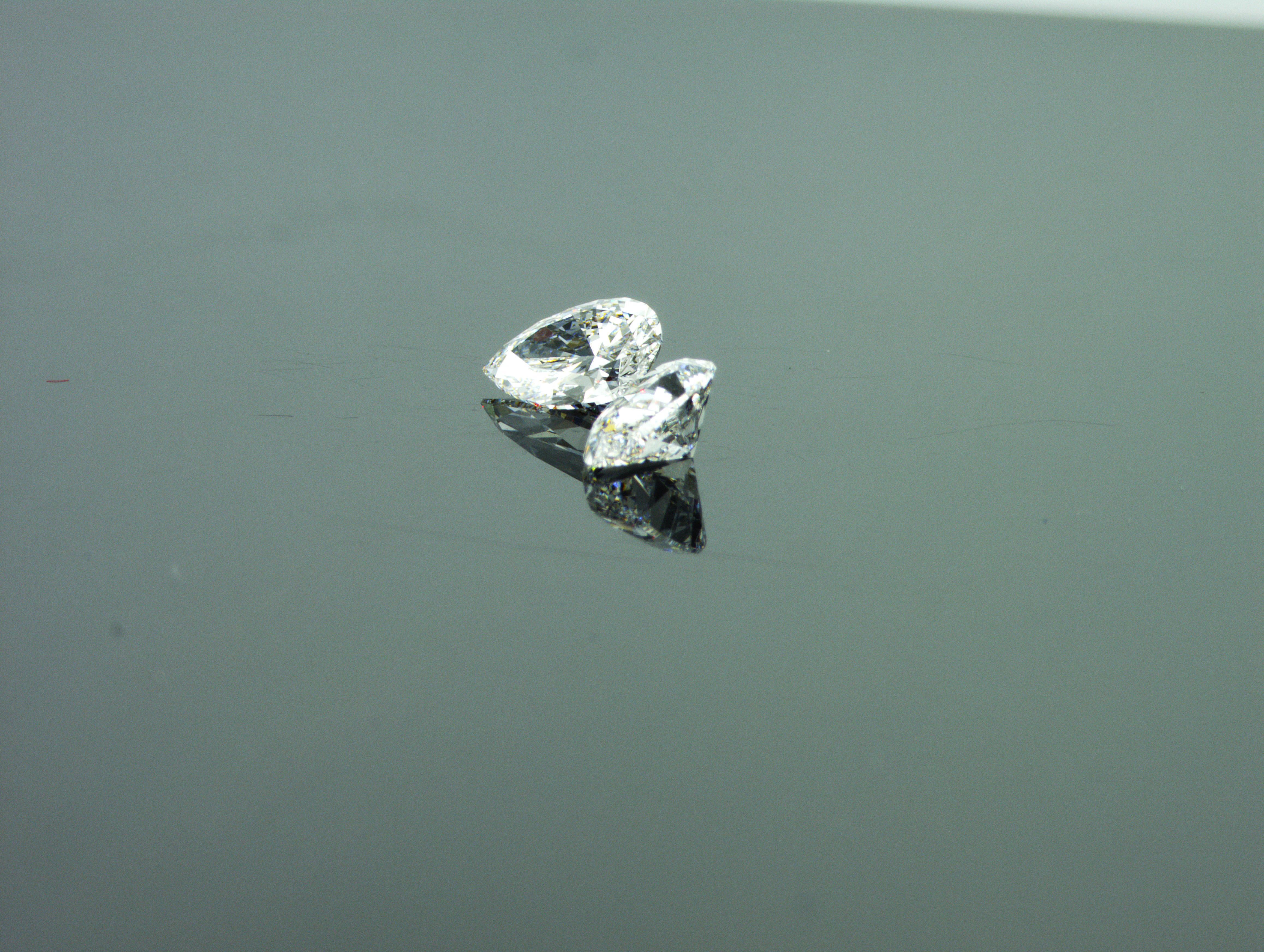 Taille poire Paire de diamants naturels en forme de poire de 0,74 et 0,71 carat certifiés HRDAntwerp en vente