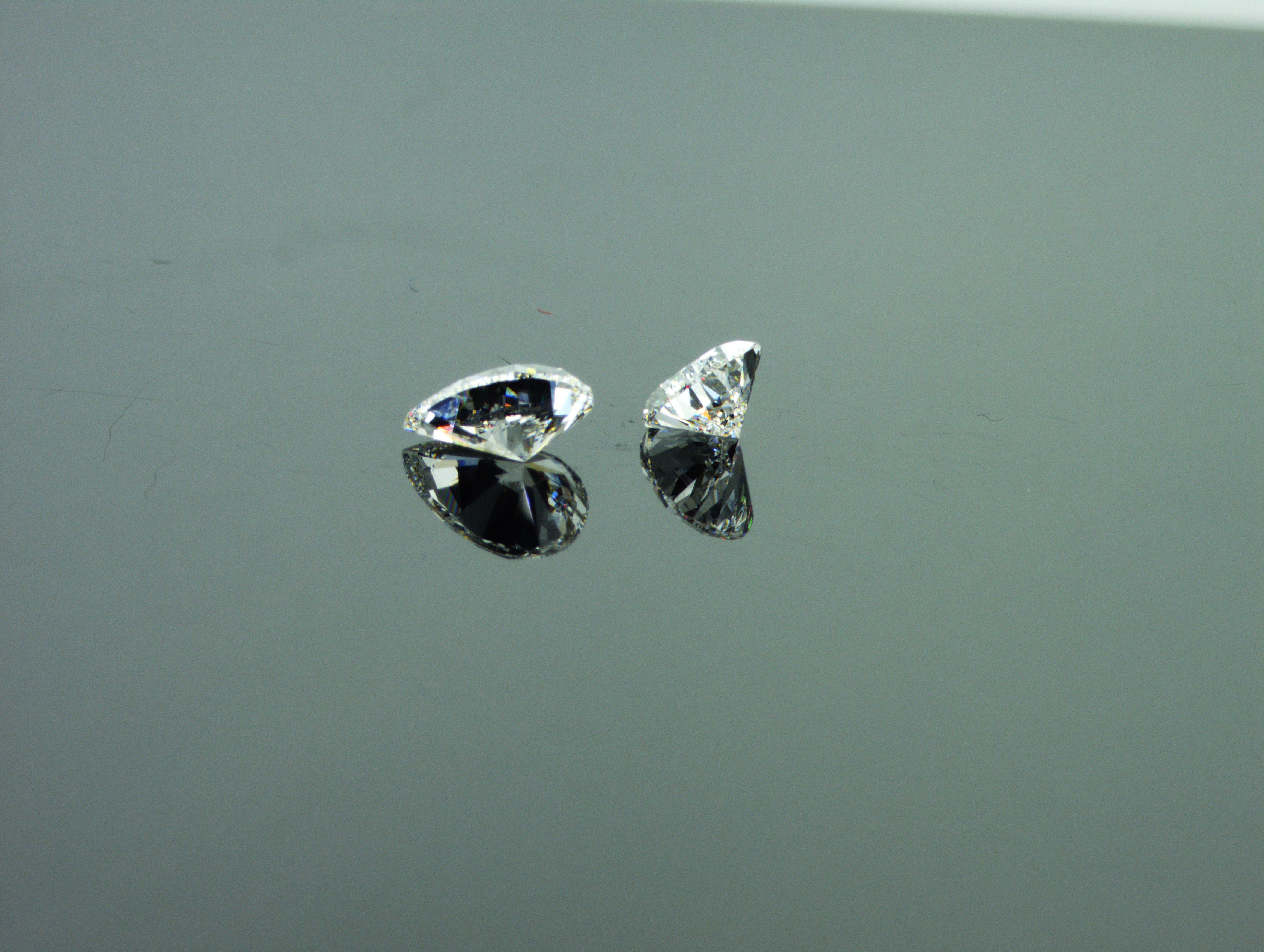 Paar HRDAntwerp zertifizierte 0,74 und 0,71 Karat birnenförmige natürliche Diamanten in Birnenform, HRDAntwerp im Zustand „Neu“ im Angebot in Dubai, UAE