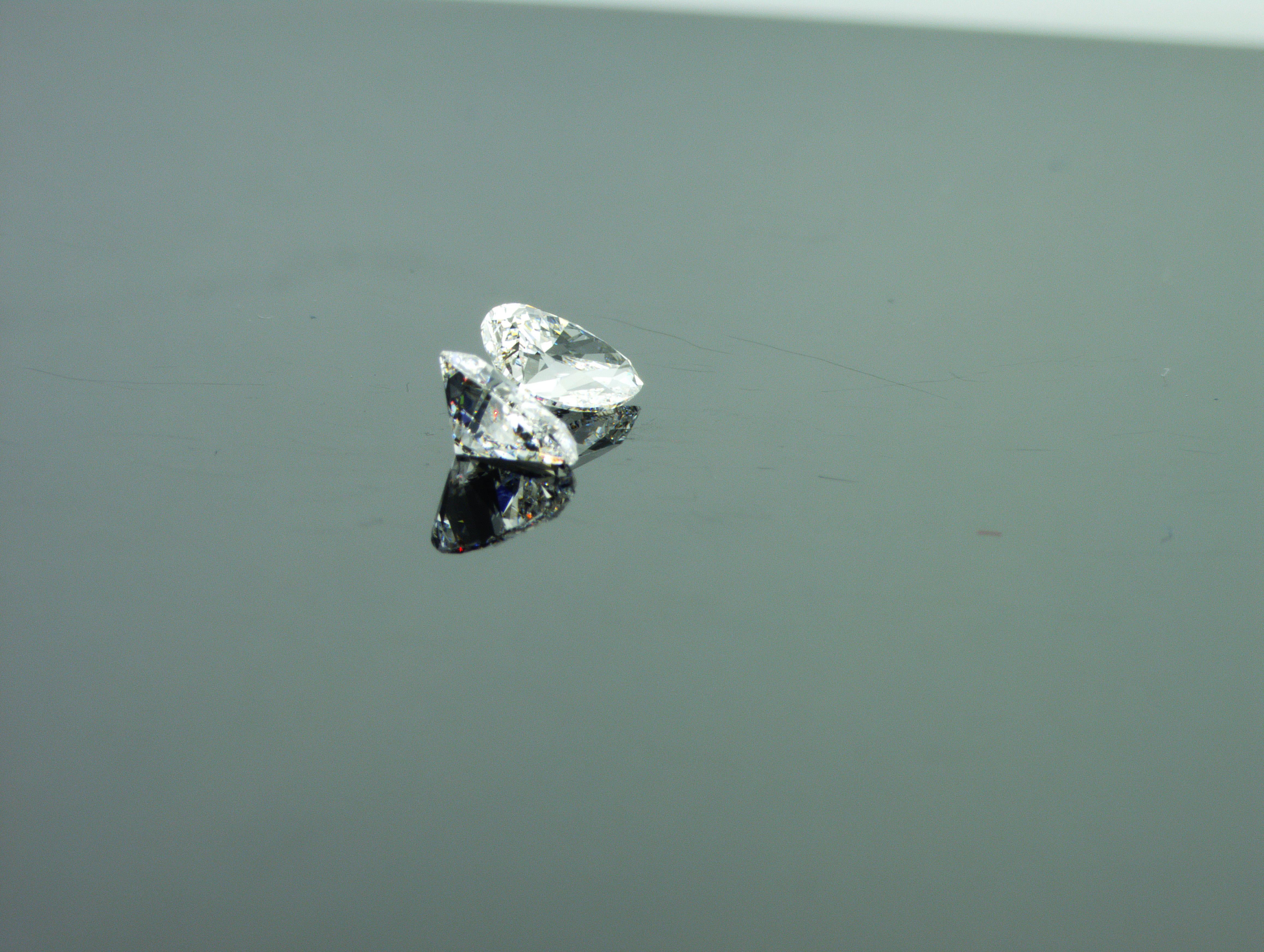 Paire de diamants naturels en forme de poire de 0,74 et 0,71 carat certifiés HRDAntwerp Unisexe en vente