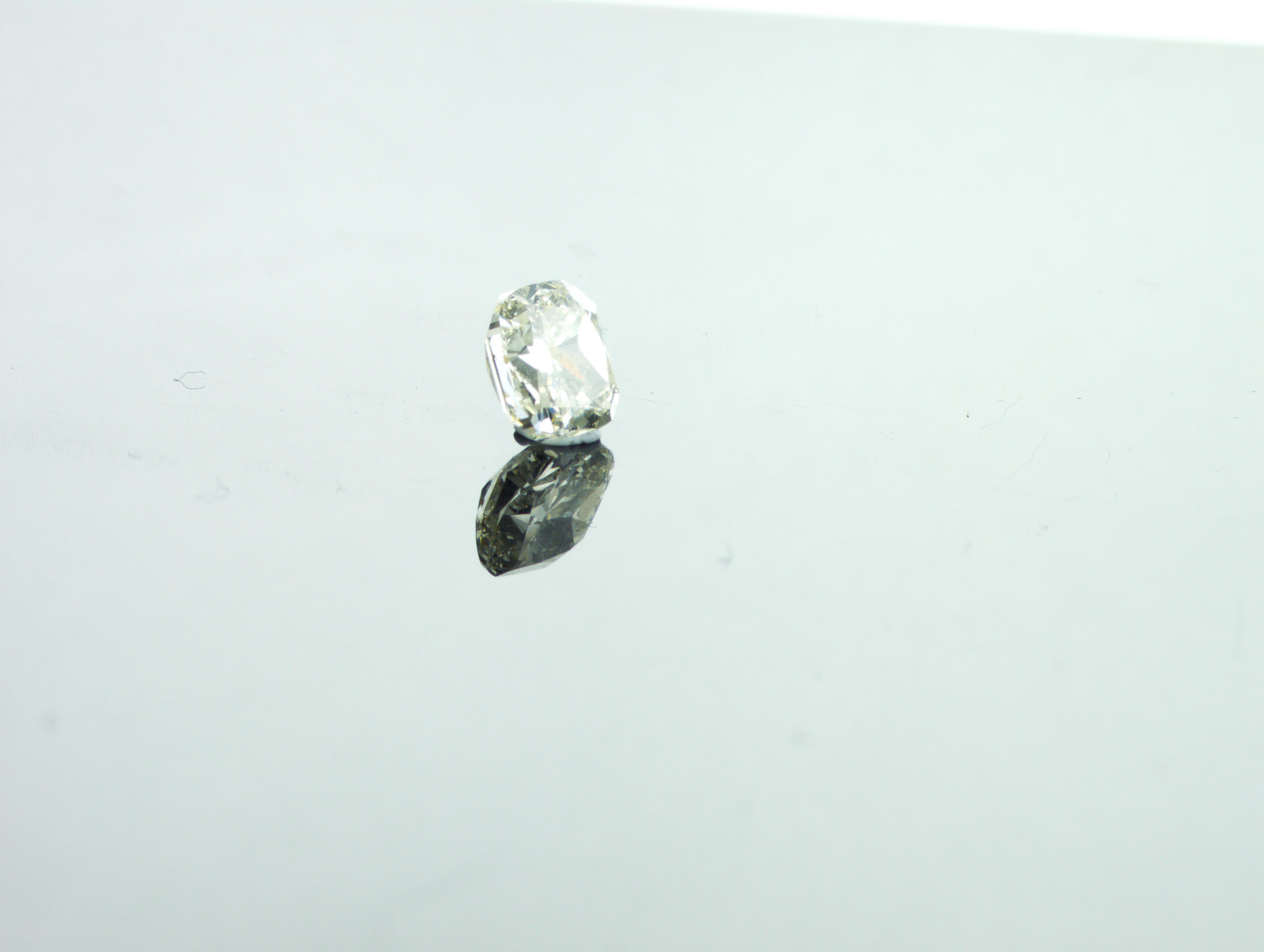 Modern HRDAntwerp certified 1.00 carat Cushion Shape Natural Diamond For Sale