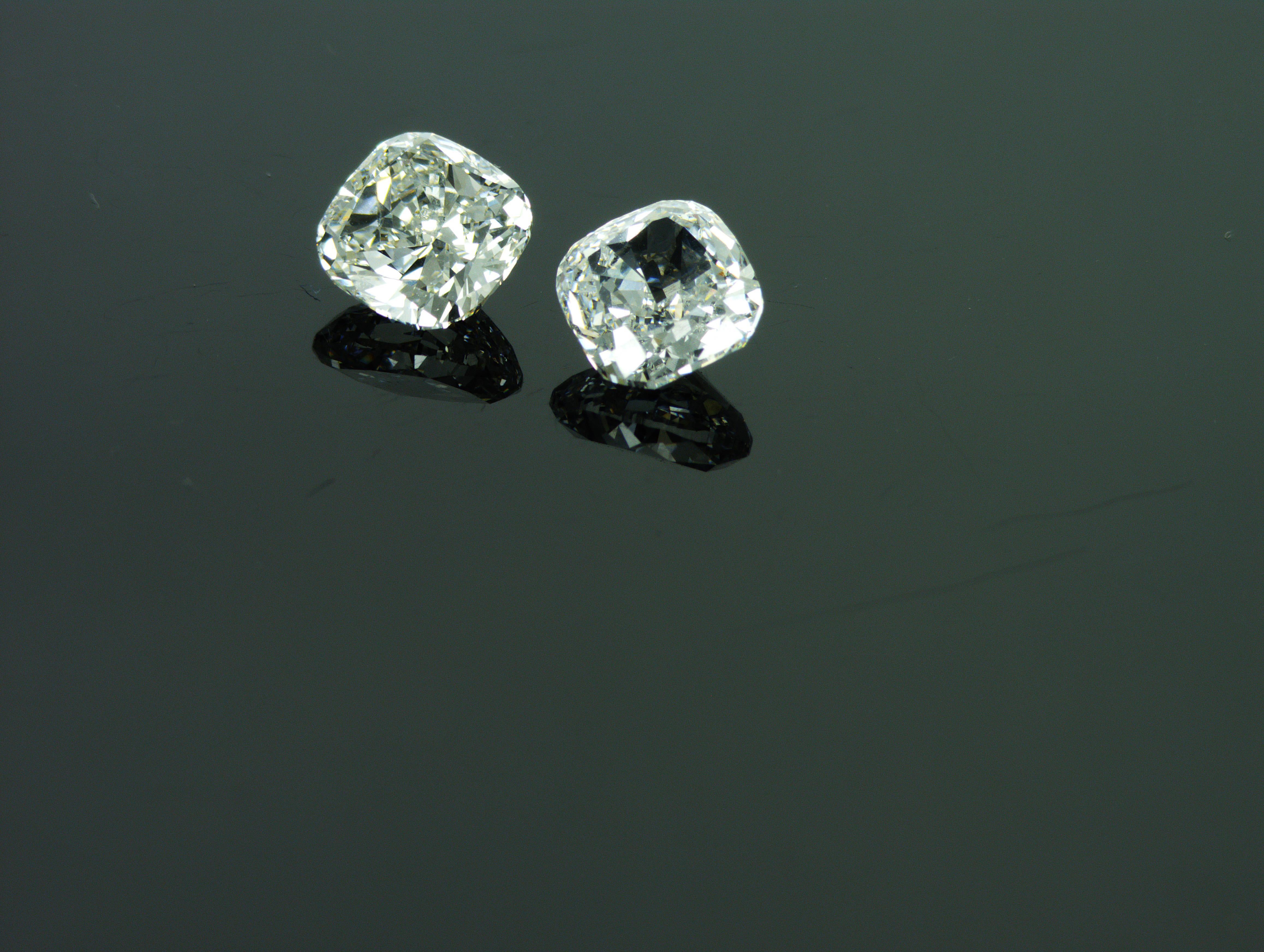 Modern HRDAntwerp certified 1.01 and 1.03 carat Cushion Shape Pair of Natural Diamond For Sale