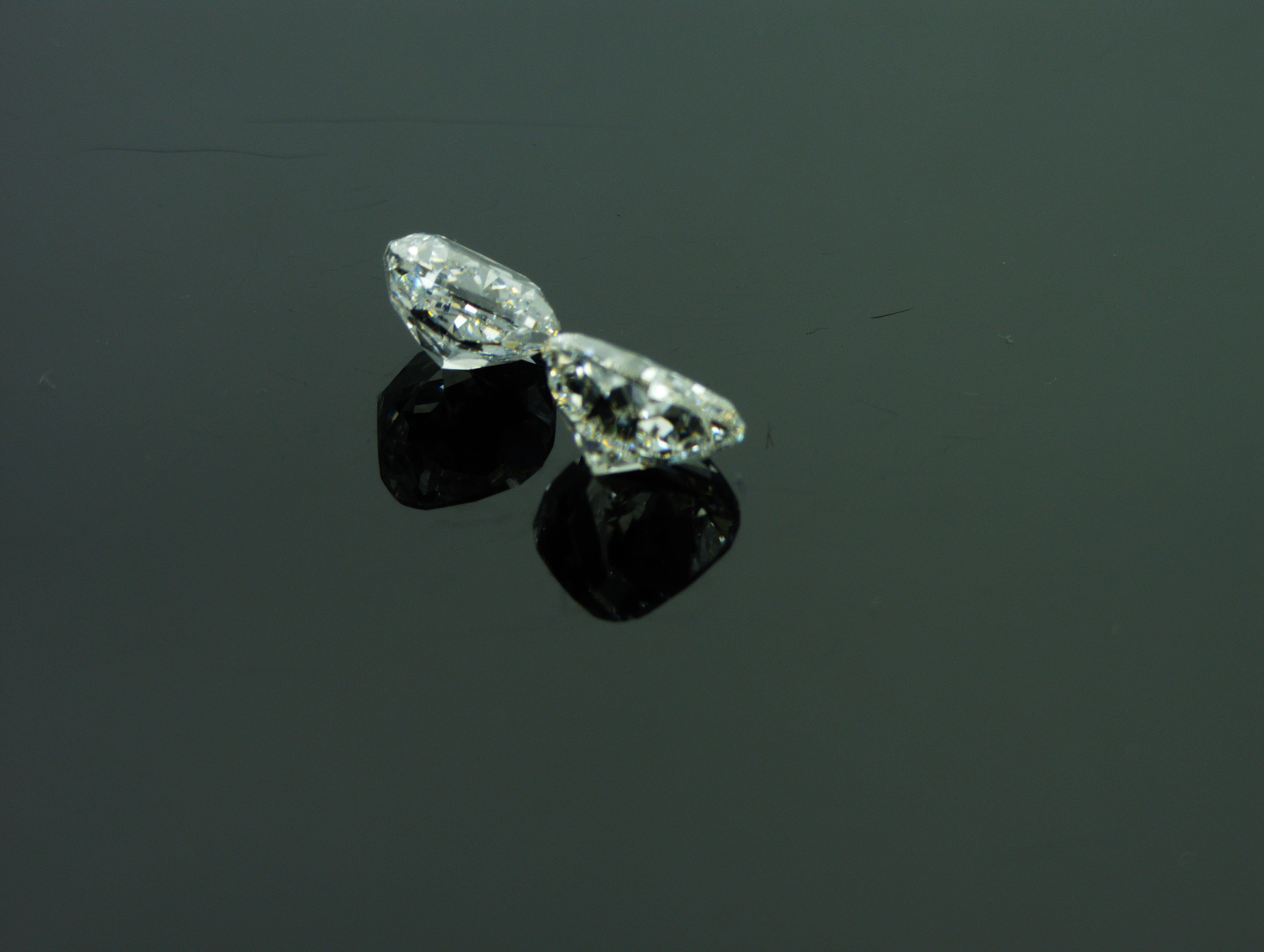 HRDAntwerp certified 1.01 and 1.03 carat Cushion Shape Pair of Natural Diamond In New Condition For Sale In Dubai, UAE