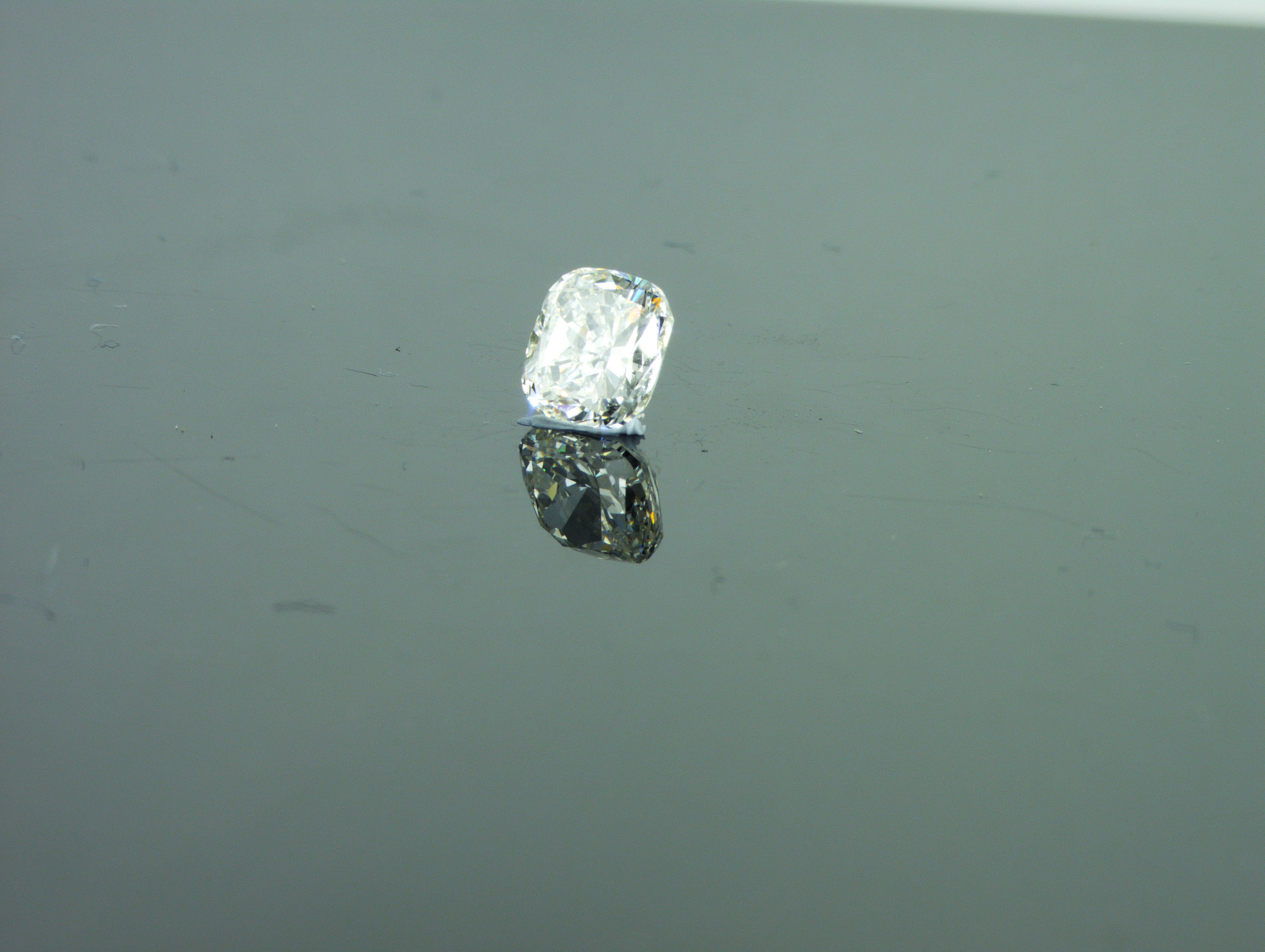 We are natural diamond production company located in Dubai.
Weight: 1.01ct
Shape: Cushion
Color: slightly tinted white + (I)
Clarity: VS1
Polish: Excellent
Symm: Good
Dimensions (mm): 5.94 x 5.73 x 3.74
All our diamonds with the inscription from the