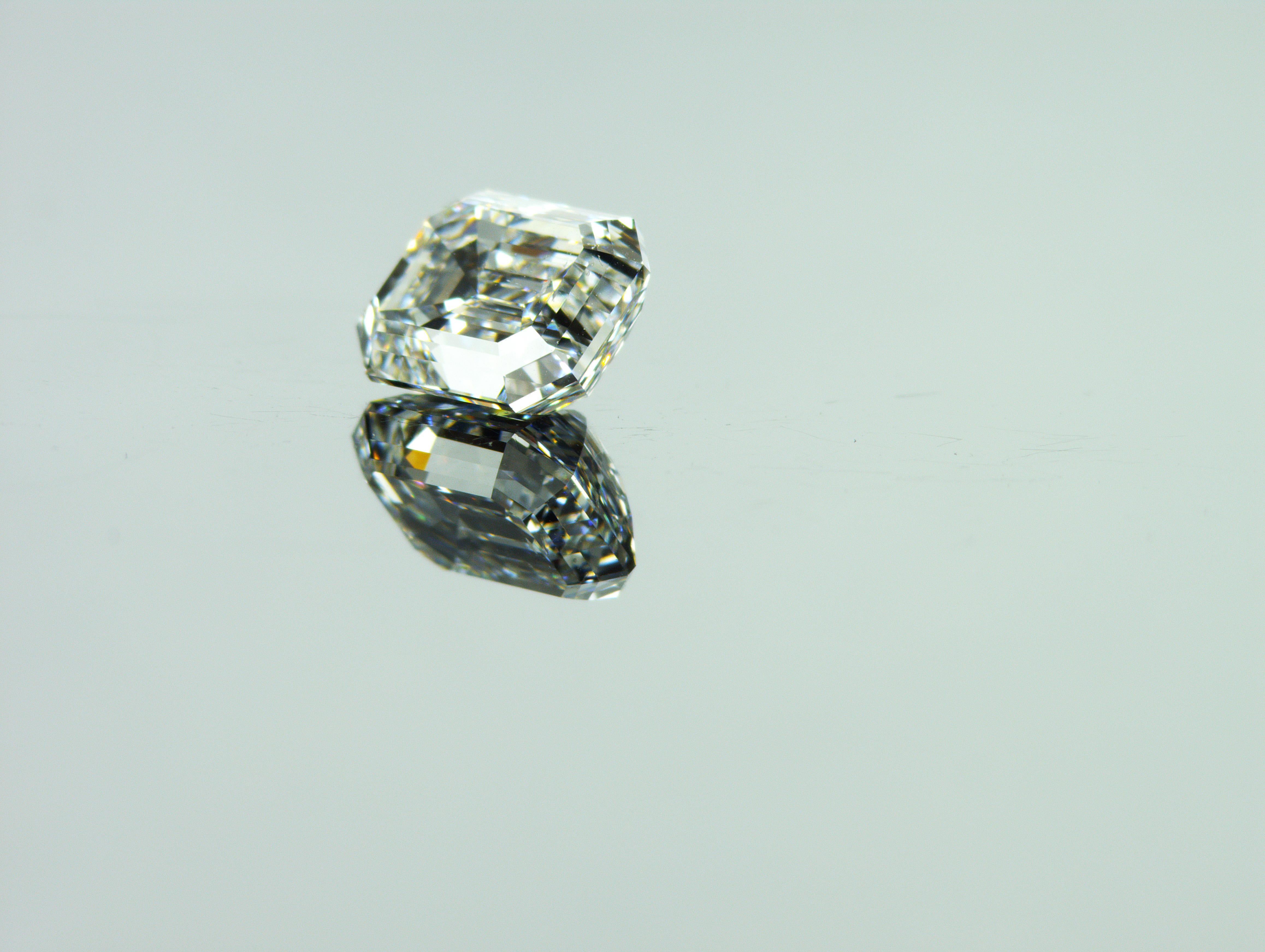 Nous sommes une société de production de diamants naturels située à Dubaï.
Poids : 2.00ct
Forme : Émeraude
Couleur : blanc rare + (F)
Clarté : SI1
Polonais : Très bon
Symm : Excellent
Dimensions (mm) : 7,87 x 6,14 x 4,38
Tous nos diamants avec