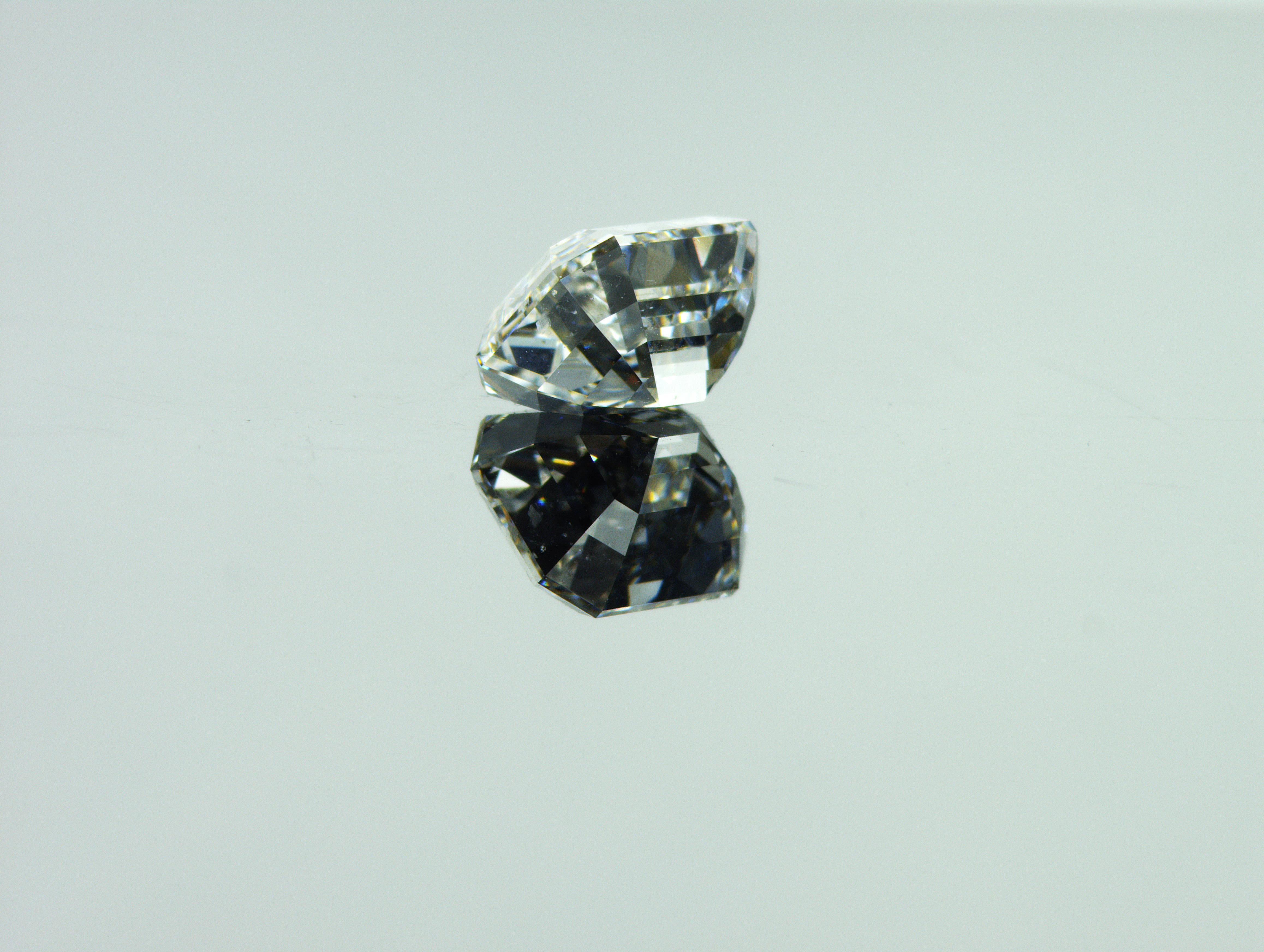 HRDAntwerp certified 2.00 carat Emerald Shape Natural Diamond F SI1 In New Condition For Sale In Dubai, UAE
