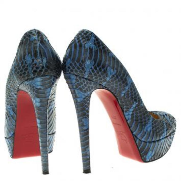 hristian Louboutin Bianca Pumps aus blauer Wasserschlangenhaut Größe 37,5 im Angebot 6