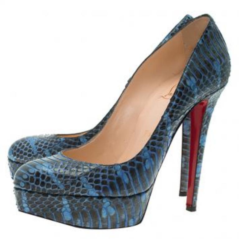 Mit dem sinnlichen Namen Binaca und dem exotischen blauen Pythonleder sind diese Christian Louboutin-Pumps ein echtes Sinnbild. Der Bleistift-High-Heel ist ein kühner Sling-Back für Anmut und die rote Rückensohle ist der sinnliche Glamour