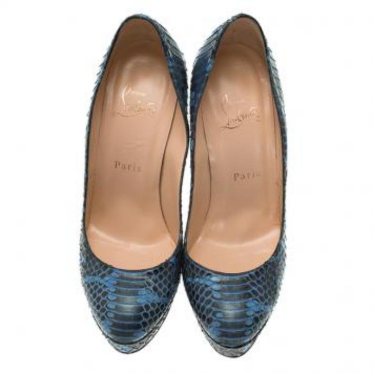 hristian Louboutin Bianca Pumps aus blauer Wasserschlangenhaut Größe 37,5 im Zustand „Gut“ im Angebot in Dubai, Al Qouz 2