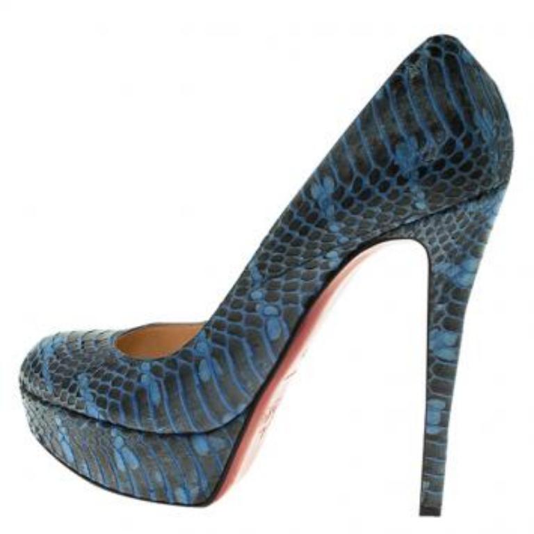 hristian Louboutin Bianca Pumps aus blauer Wasserschlangenhaut Größe 37,5 im Angebot 1