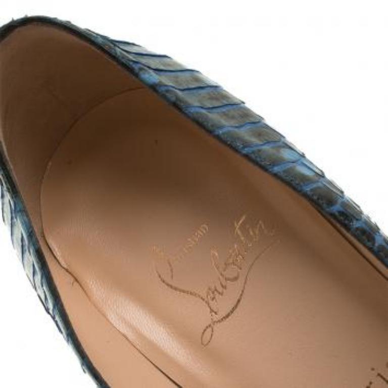 hristian Louboutin Bianca Pumps aus blauer Wasserschlangenhaut Größe 37,5 im Angebot 2