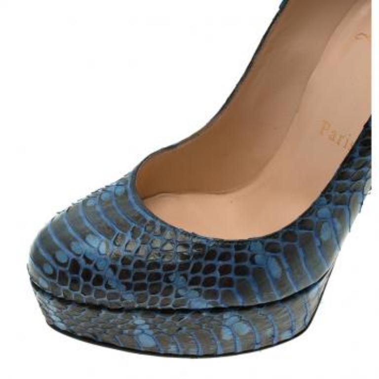 hristian Louboutin Bianca Pumps aus blauer Wasserschlangenhaut Größe 37,5 im Angebot 4