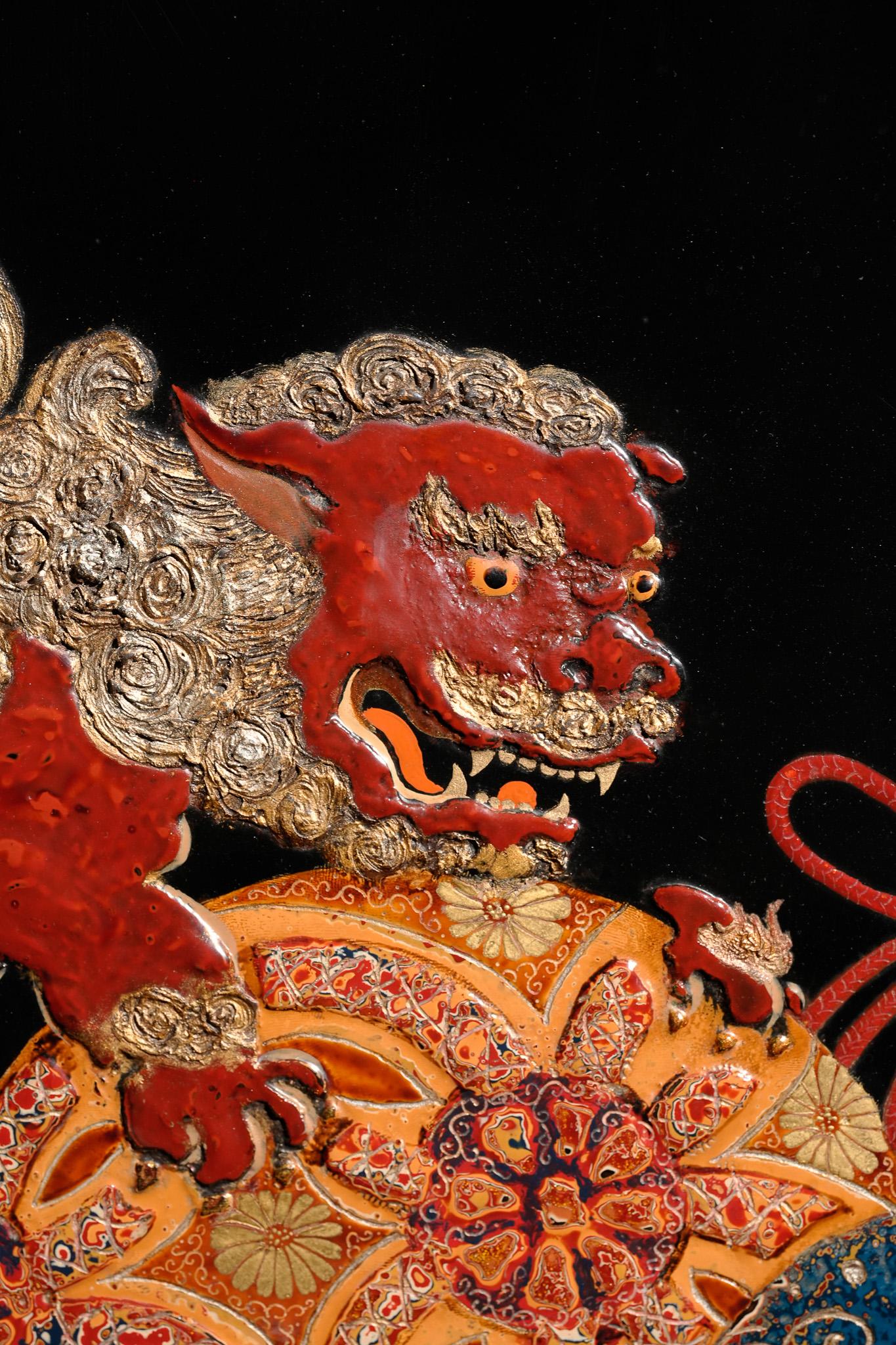 Der Wächterlöwe mit Ball, taiwanesische Lackplakette – Mixed Media Art von Hsien Chih Wang