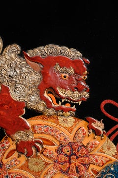 Leone custode con palla, placca in lacca taiwanese