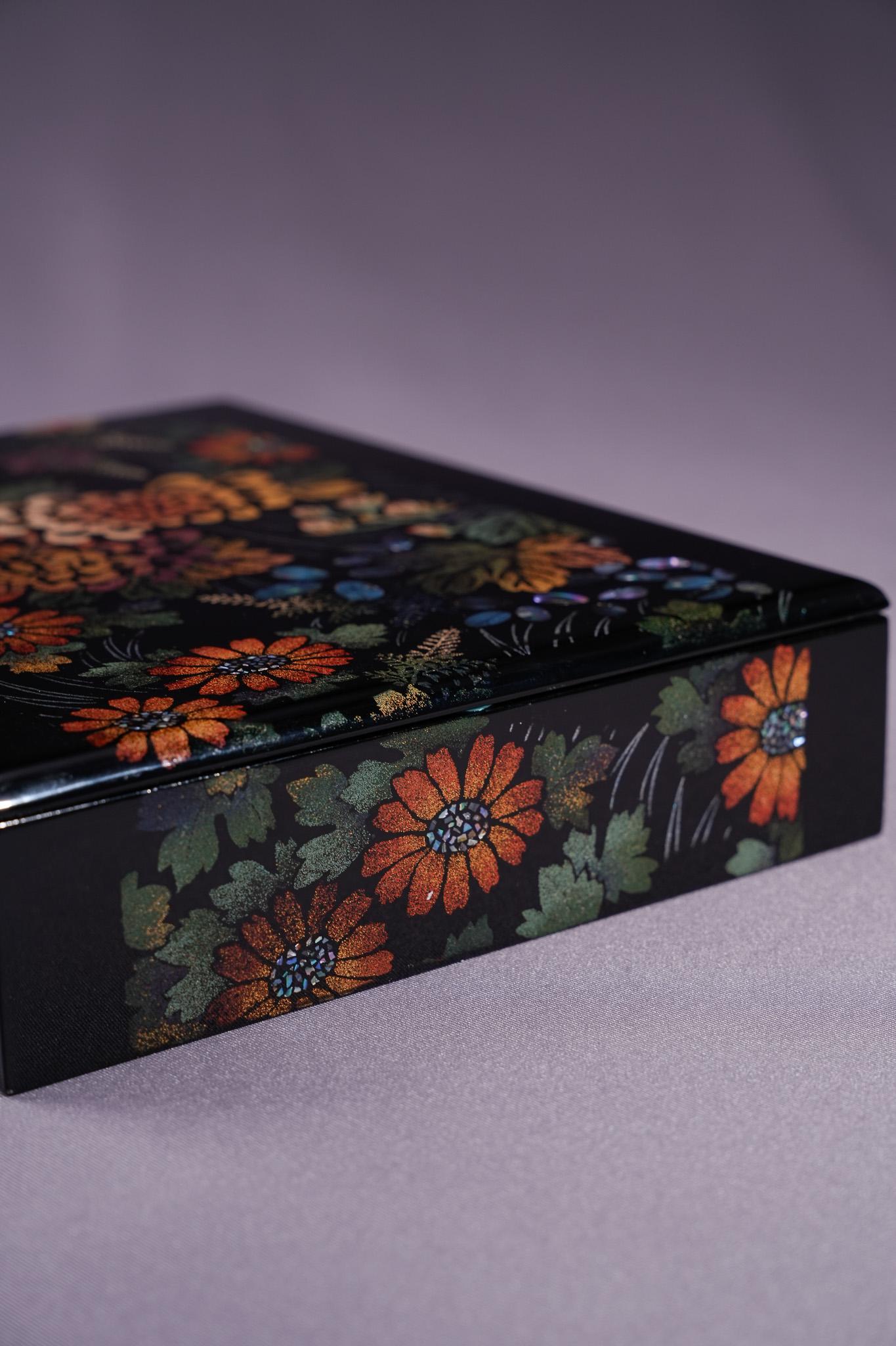 Chrysantheme Polierte Maki-e-Lackdose im Angebot 8