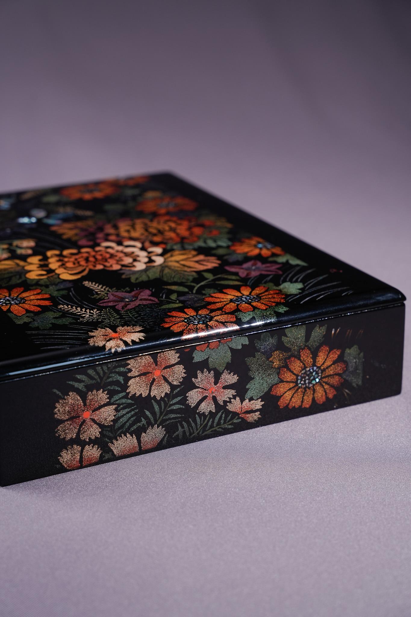 Chrysantheme Polierte Maki-e-Lackdose im Angebot 9