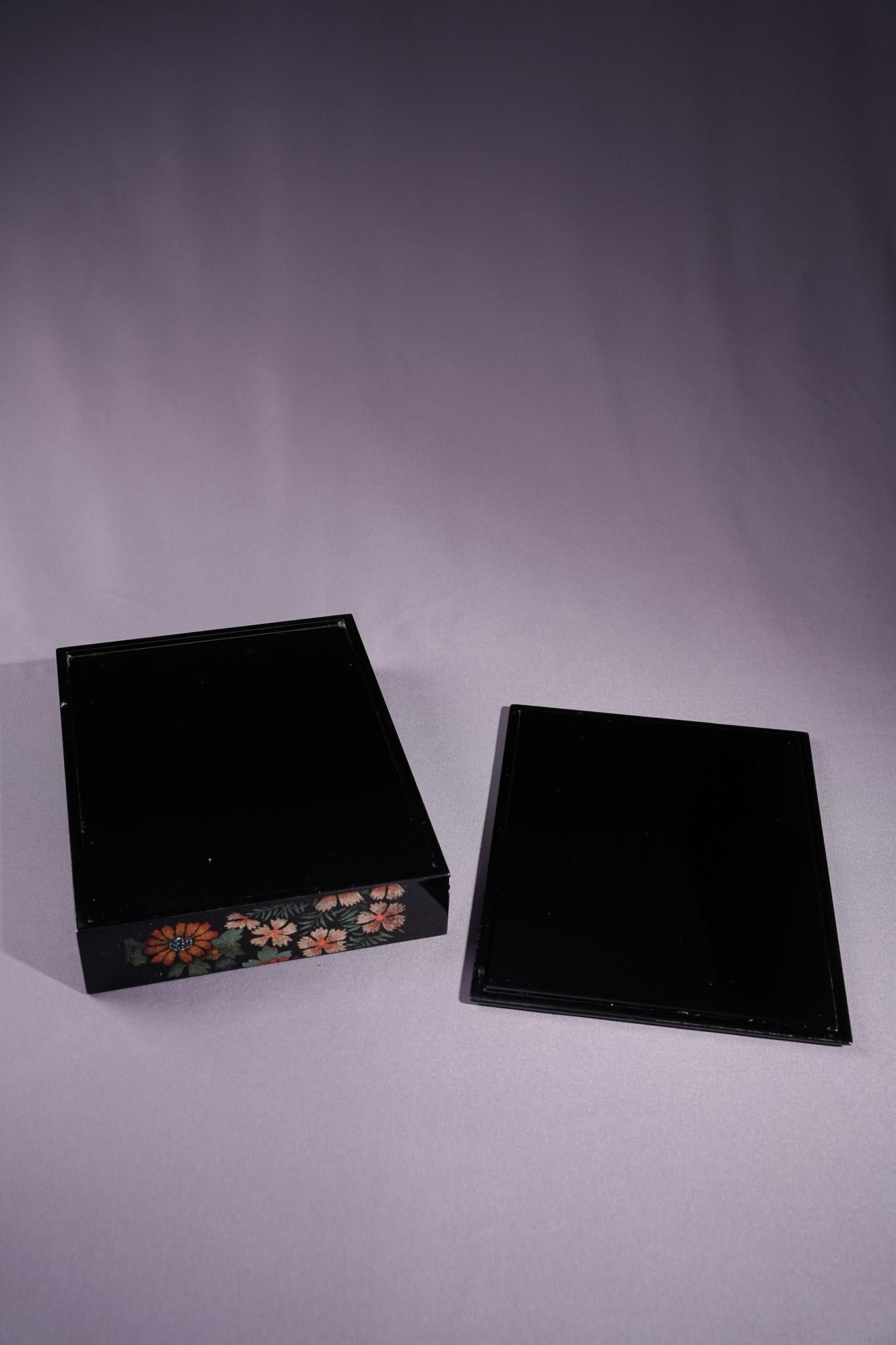 Chrysantheme Polierte Maki-e-Lackdose im Angebot 10