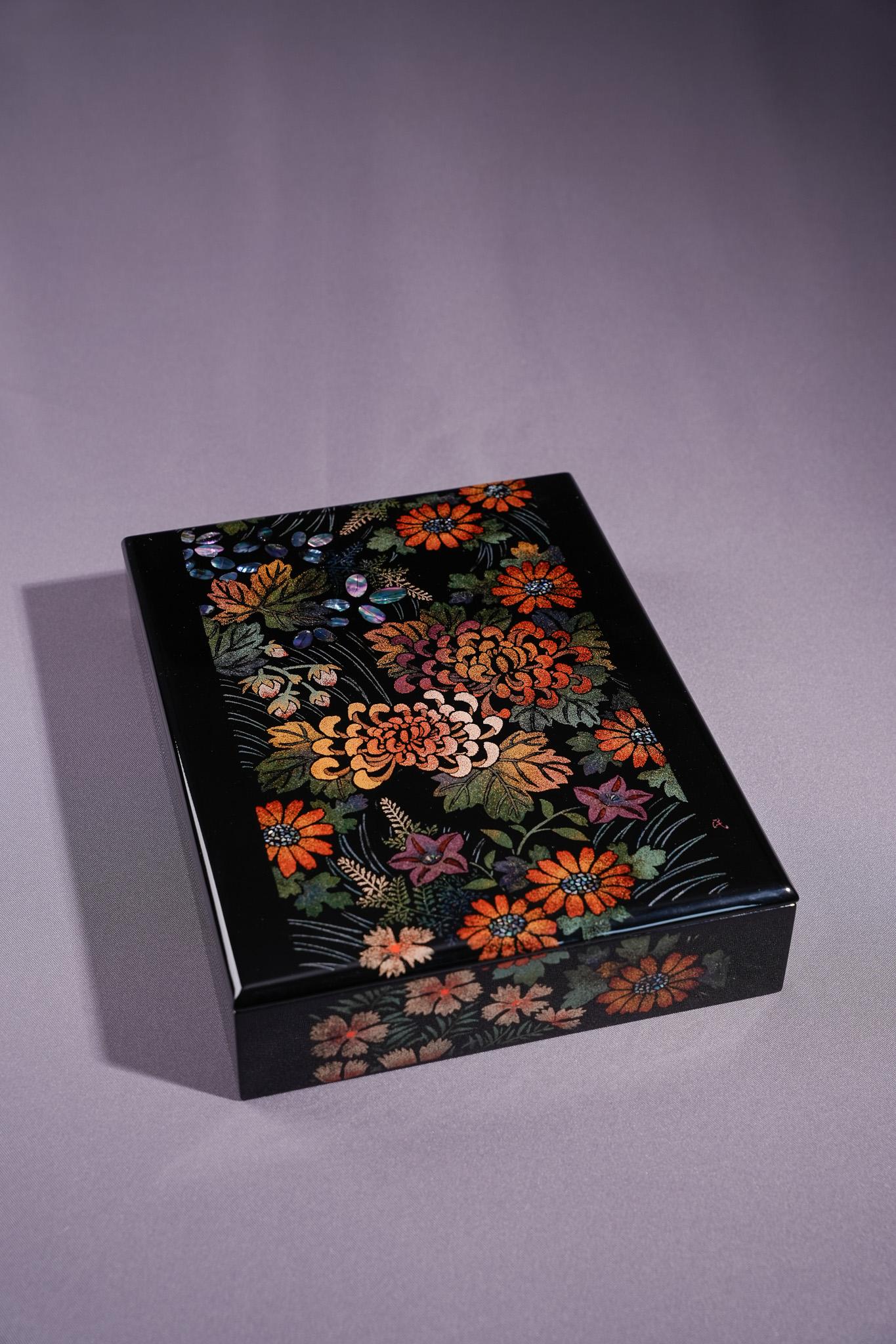Chrysantheme Polierte Maki-e-Lackdose im Angebot 1