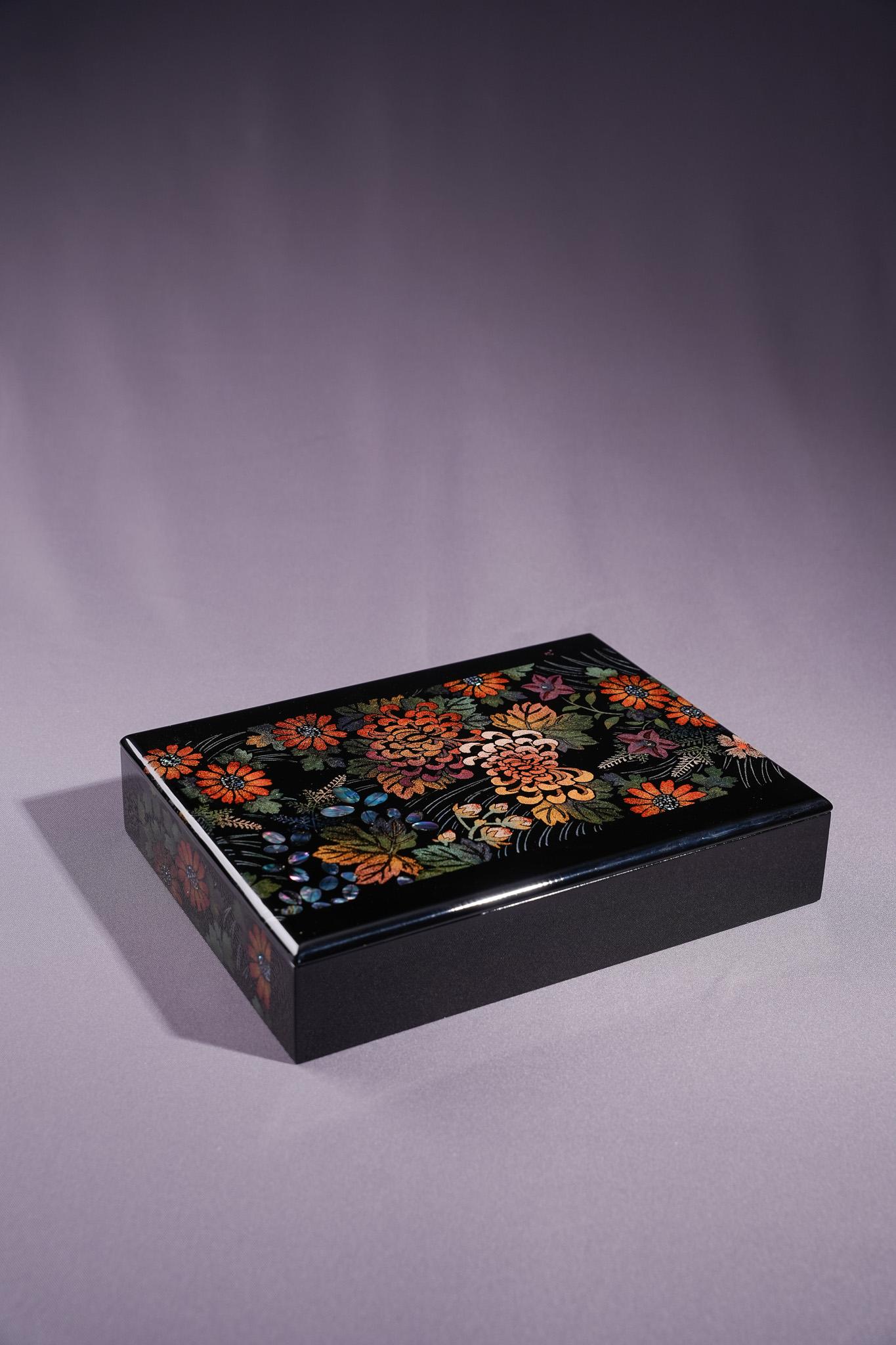 Chrysantheme Polierte Maki-e-Lackdose im Angebot 2