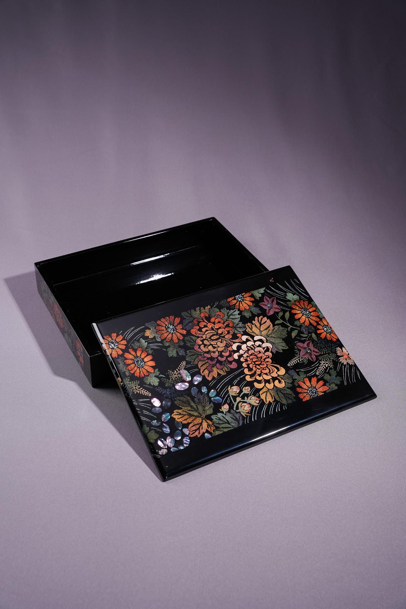 Chrysantheme Polierte Maki-e-Lackdose im Angebot 3