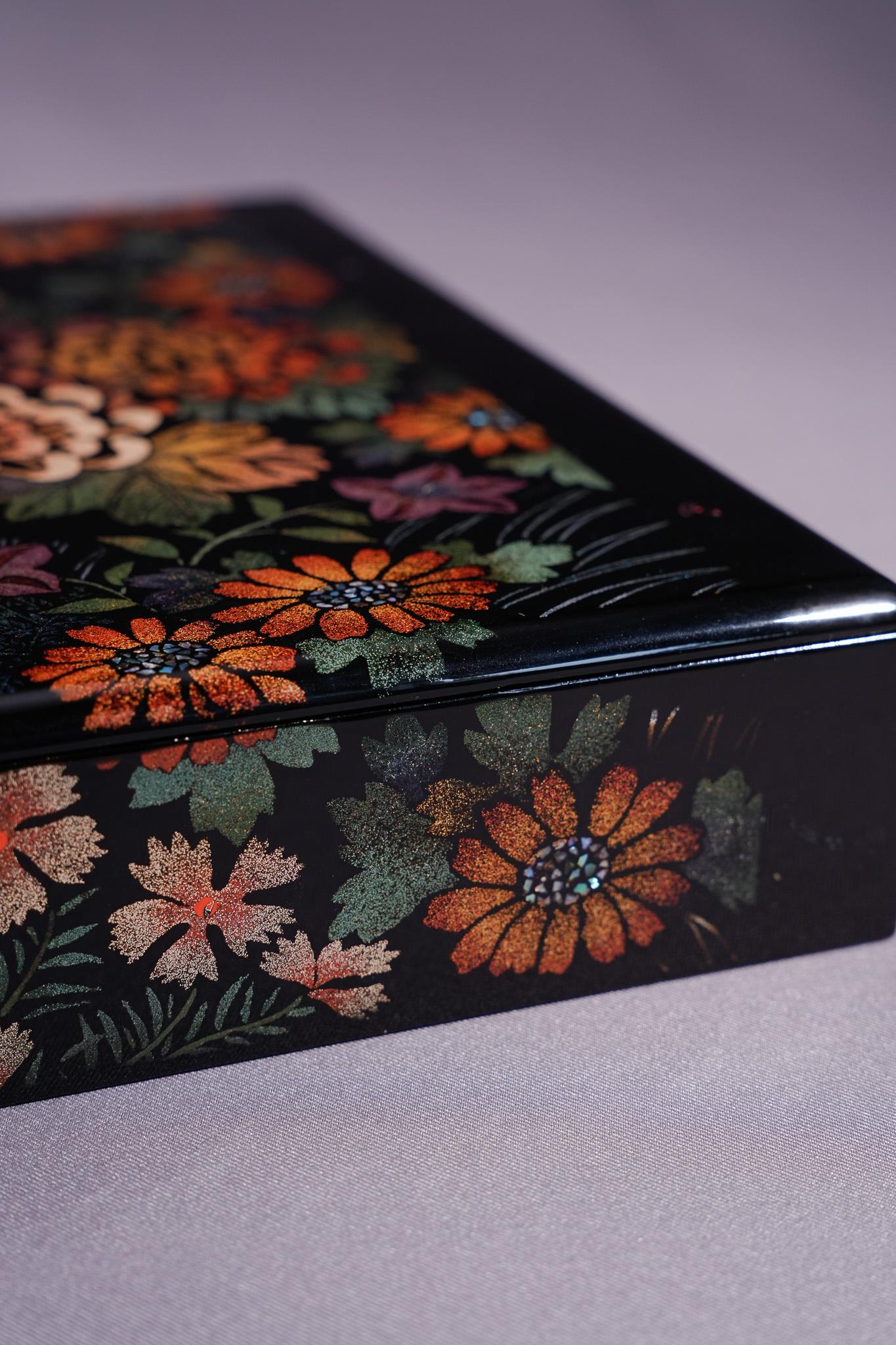 Chrysantheme Polierte Maki-e-Lackdose im Angebot 7