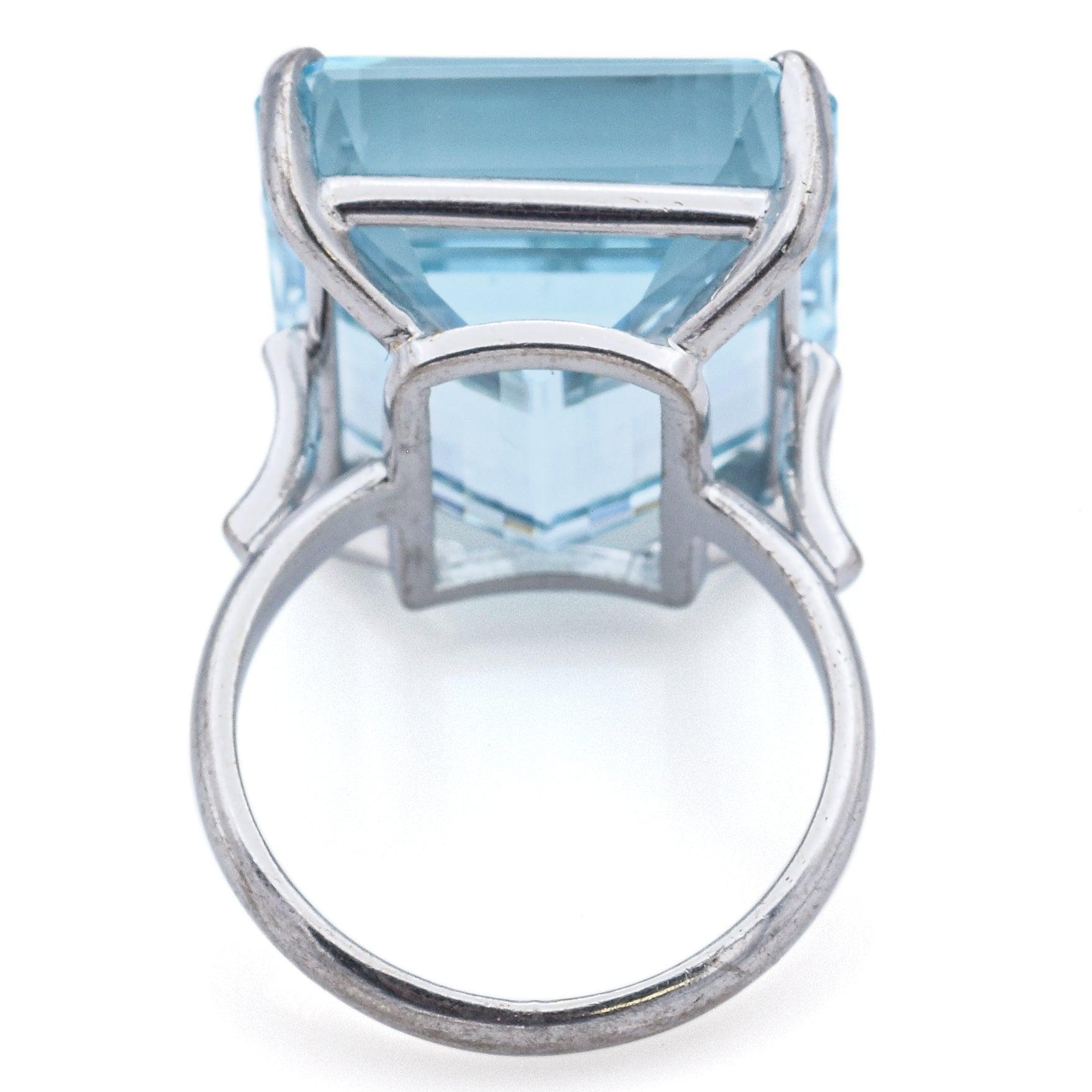 H.Stern 18K White Gold 24.91 Ct Aquamarine Cocktail Ring Size 7 In Good Condition For Sale In New York, NY