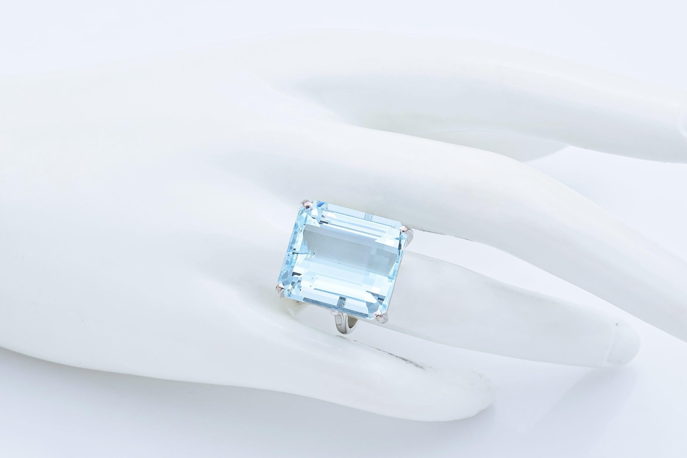 H.Stern 18K White Gold 24.91 Ct Aquamarine Cocktail Ring Size 7 For Sale 1