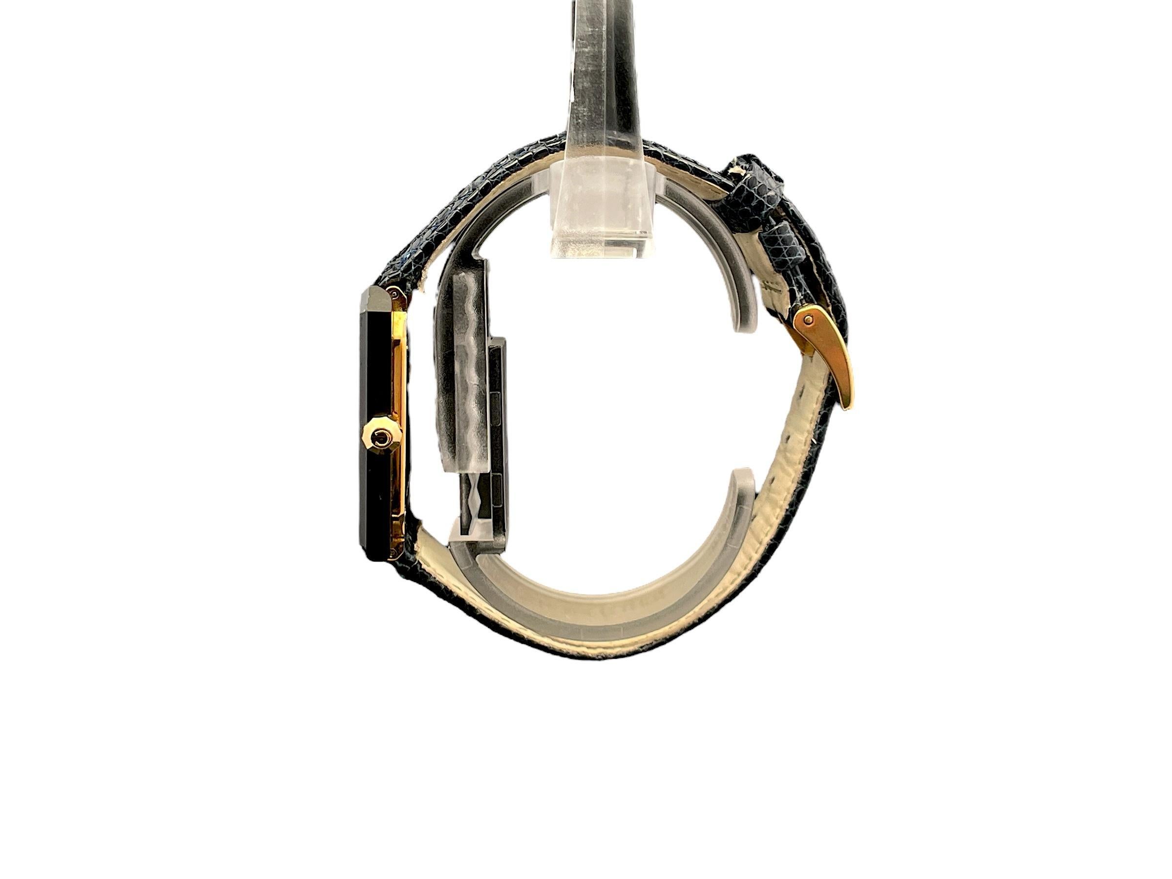 Este reloj de pulsera H.Stern presenta una elegante esfera rectangular negra acentuada con un diamante en el indicador de la esfera, alojada en una caja de oro amarillo de 18 quilates. Viene con una correa de piel auténtica que le da un aspecto