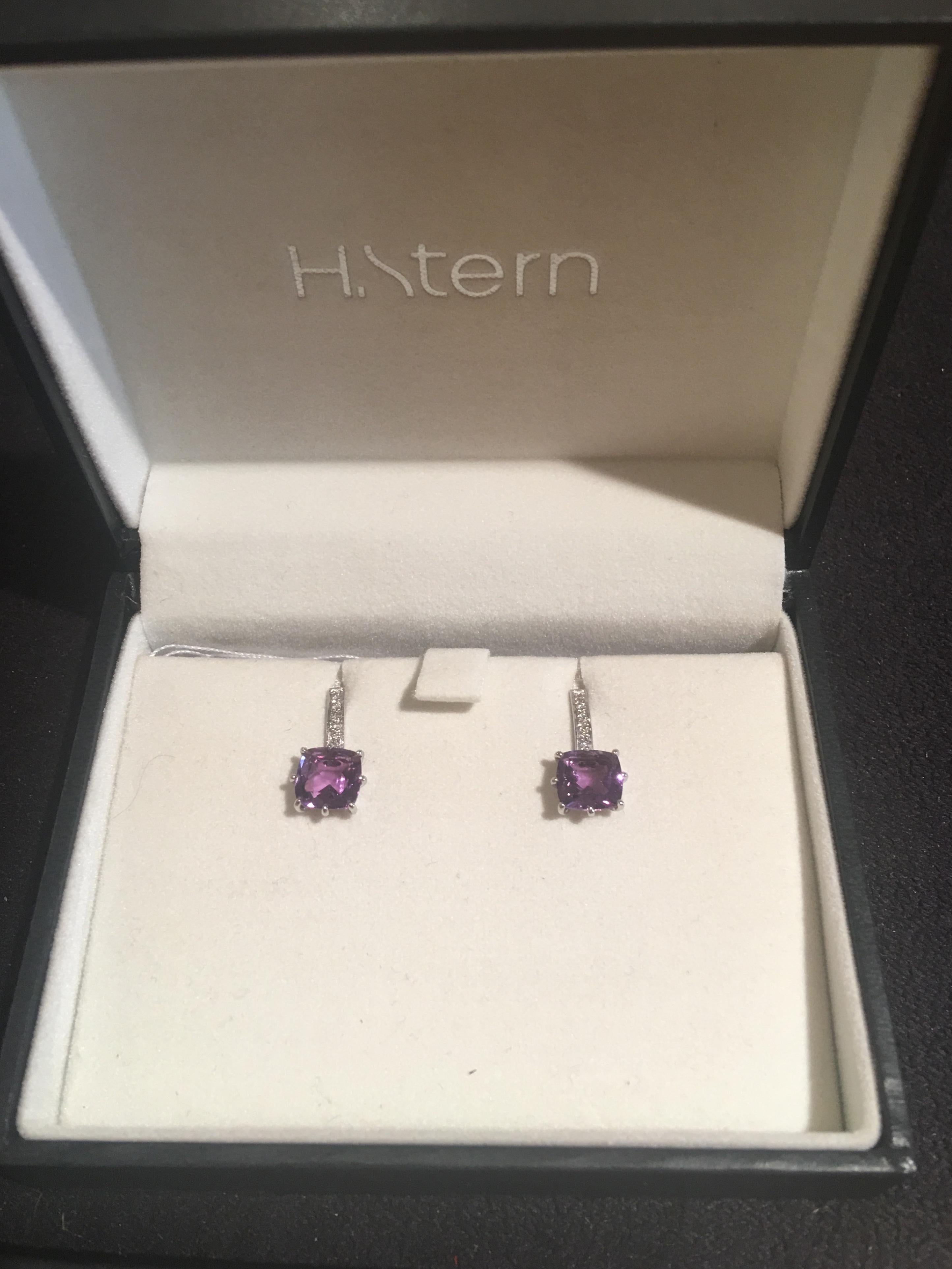 A fine and elegant pair of earrings made of amethyste cushion cut drops.

18K white gold 750 / 1000eme set with diamonds.

Signed H. Stern

Length: 1.9 cm

Dimension of the cushion amethyste: 9 X 9 mm

Total weight 3.3gr

Within its original box