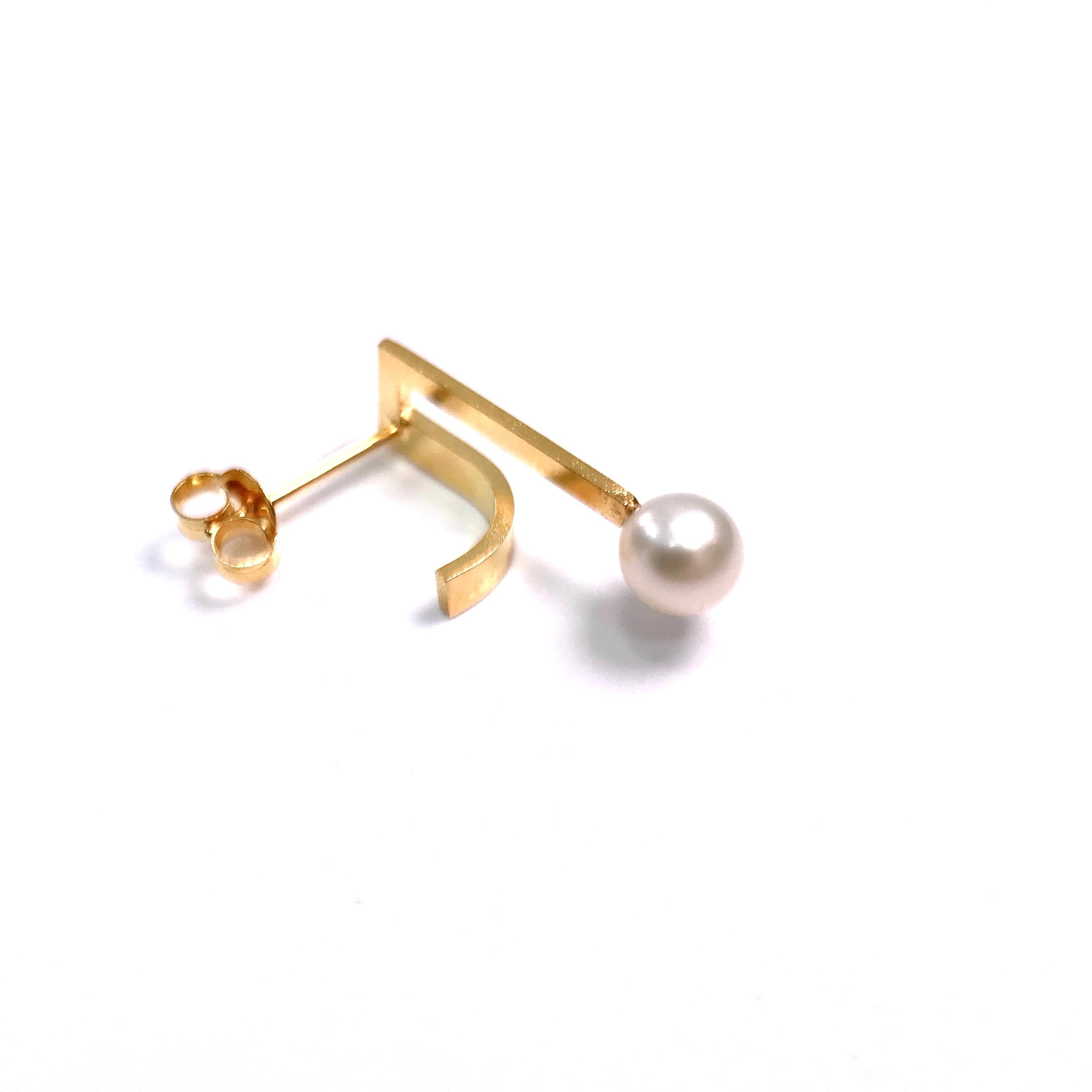 Unfinishing Line collection exudes minimalism and precision with its smooth lines and angles. 
Detailed with a curve structure with a brushed finish. 
Curve Dropping Earrings is stylish to be paired with any outfit with its simple and chic look.