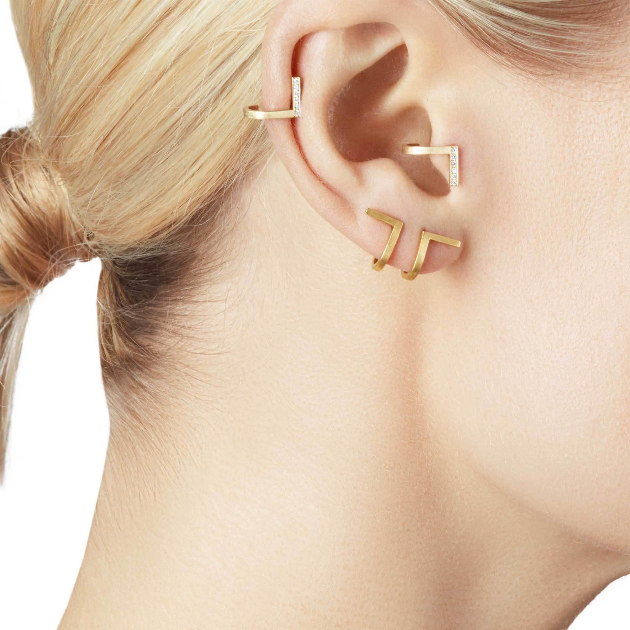 Unfinishing Line collection exudes minimalism and precision with its smooth lines and angles. 
Detailed with a perspective and flat structure with a brushed finish. 
Curve Earrings is our best selling item because it can be worn​ as a pattern on one
