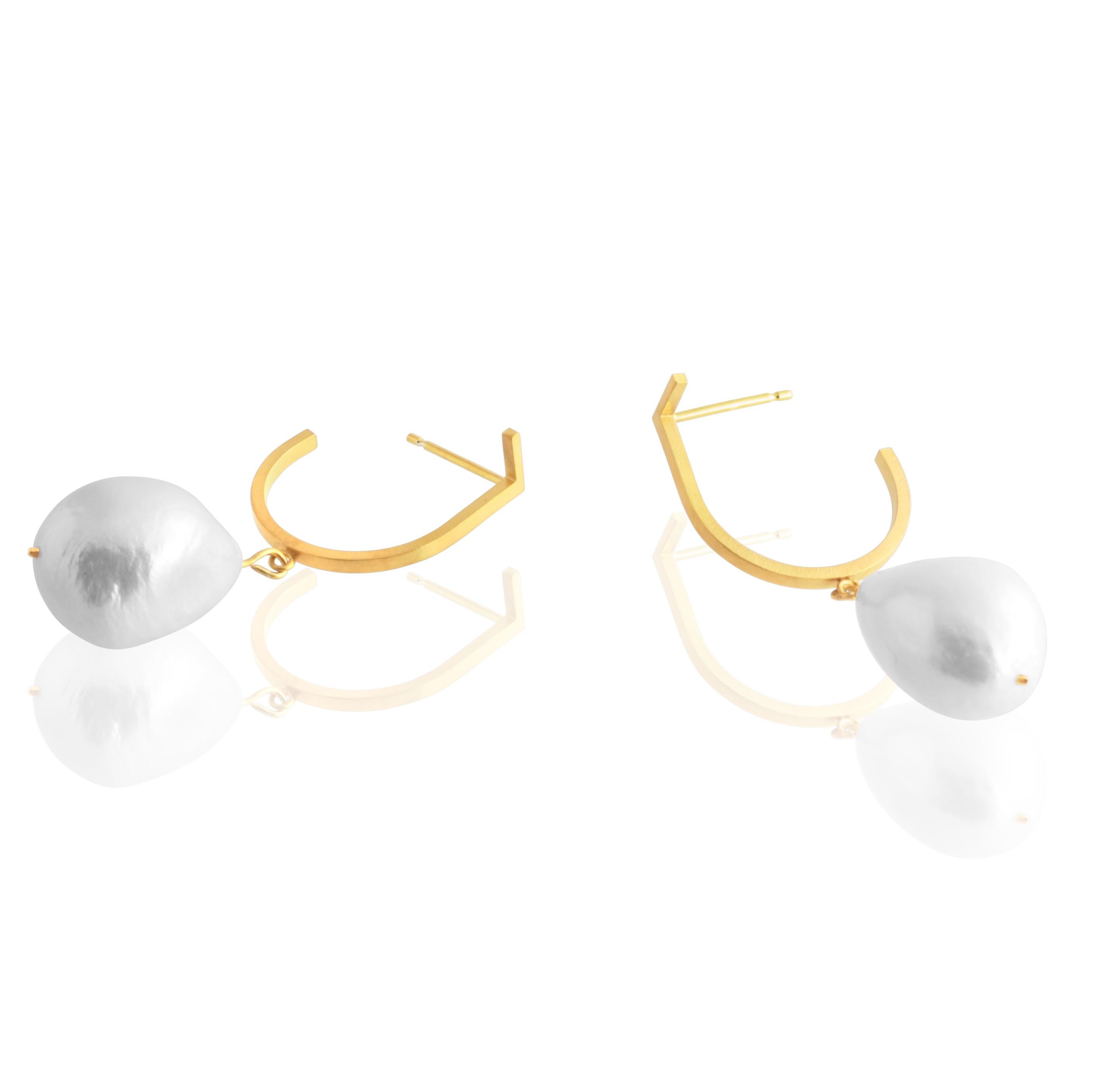 Unfinishing Line collection exudes minimalism and precision with its smooth lines and angles. 
Detailed with a hoop structure with our carefully paired​ baroque pearl. 
 Hoop Baroque Pearl Dropping Earrings is stylish to be paired with any outfit